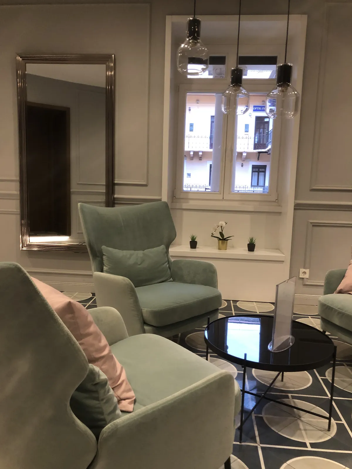 Budapest en 4 jours : mon carnet de voyage et mes bonnes adresses testées sur place 12 Le coin salon de la suite, fauteuils vert d'eau et grande fenêtre sur la place