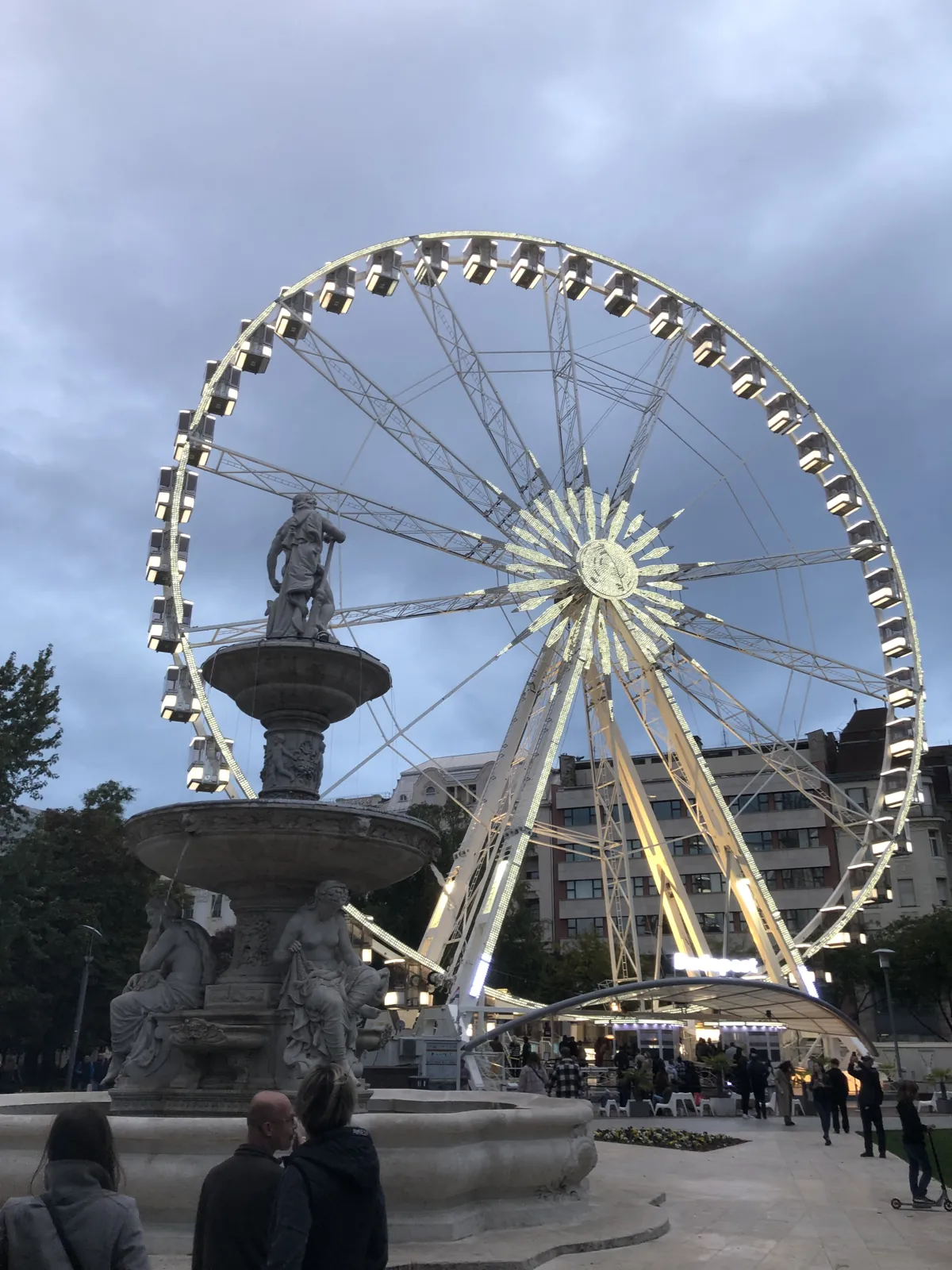 Budapest en 4 jours : mon carnet de voyage et mes bonnes adresses testées sur place 15 La grande roue Budapest Eye et la fontaine Danubius sur la place Erzsébet