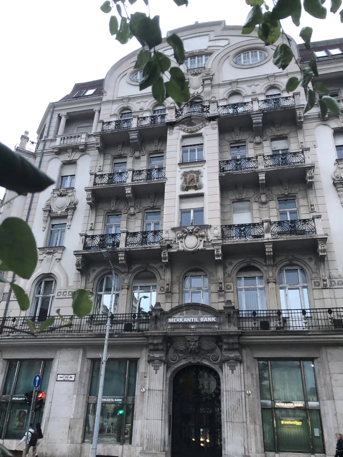 Budapest en 4 jours : mon carnet de voyage et mes bonnes adresses testées sur place 17 Une façade sculptée du centre de Pest, à deux pas de la place Erzsébet