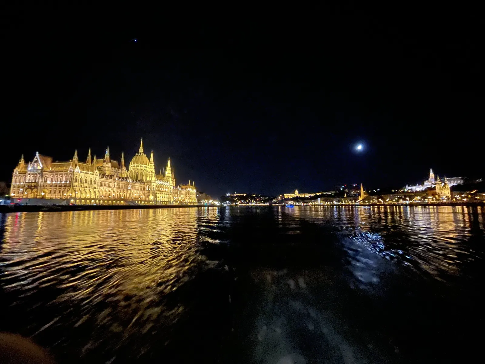 Budapest en 4 jours : mon carnet de voyage et mes bonnes adresses testées sur place 51 Pest et Buda illuminés en fin de croisière, le Parlement et le Bastion des pêcheurs