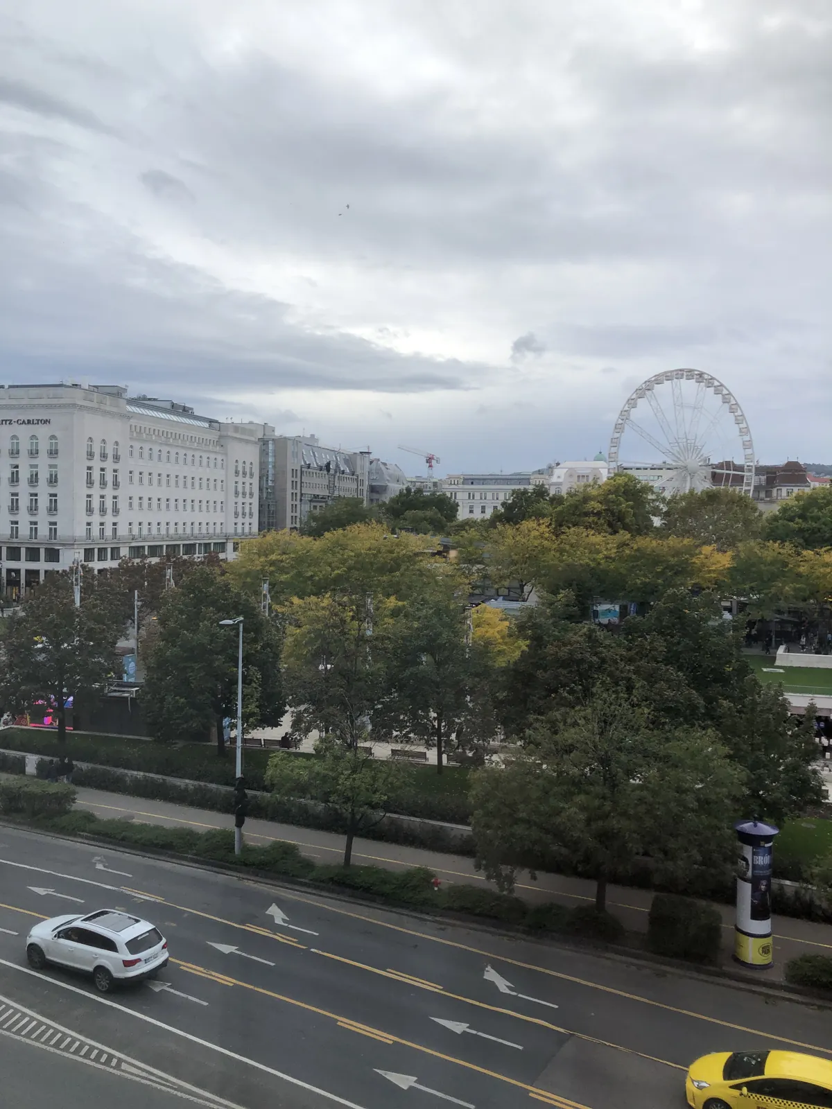 Budapest en 4 jours : mon carnet de voyage et mes bonnes adresses testées sur place 11 La vue depuis la fenêtre de l'appart-hôtel sur la place Erzsébet et la grande roue Budapest Eye