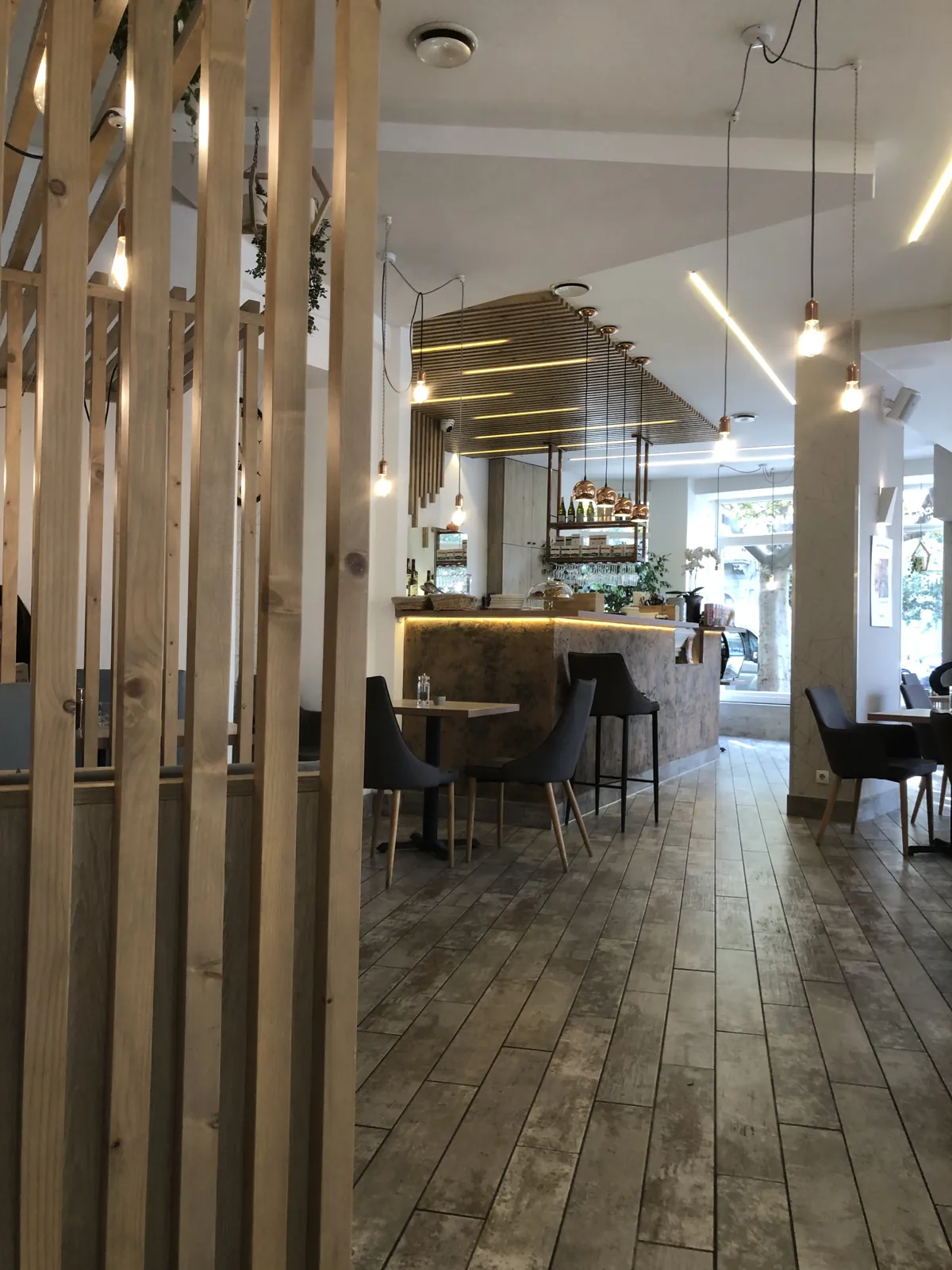 Budapest en 4 jours : mon carnet de voyage et mes bonnes adresses testées sur place 66 La salle de Cafe Brunch Budapest, tout en bois clair, pour le dernier brunch