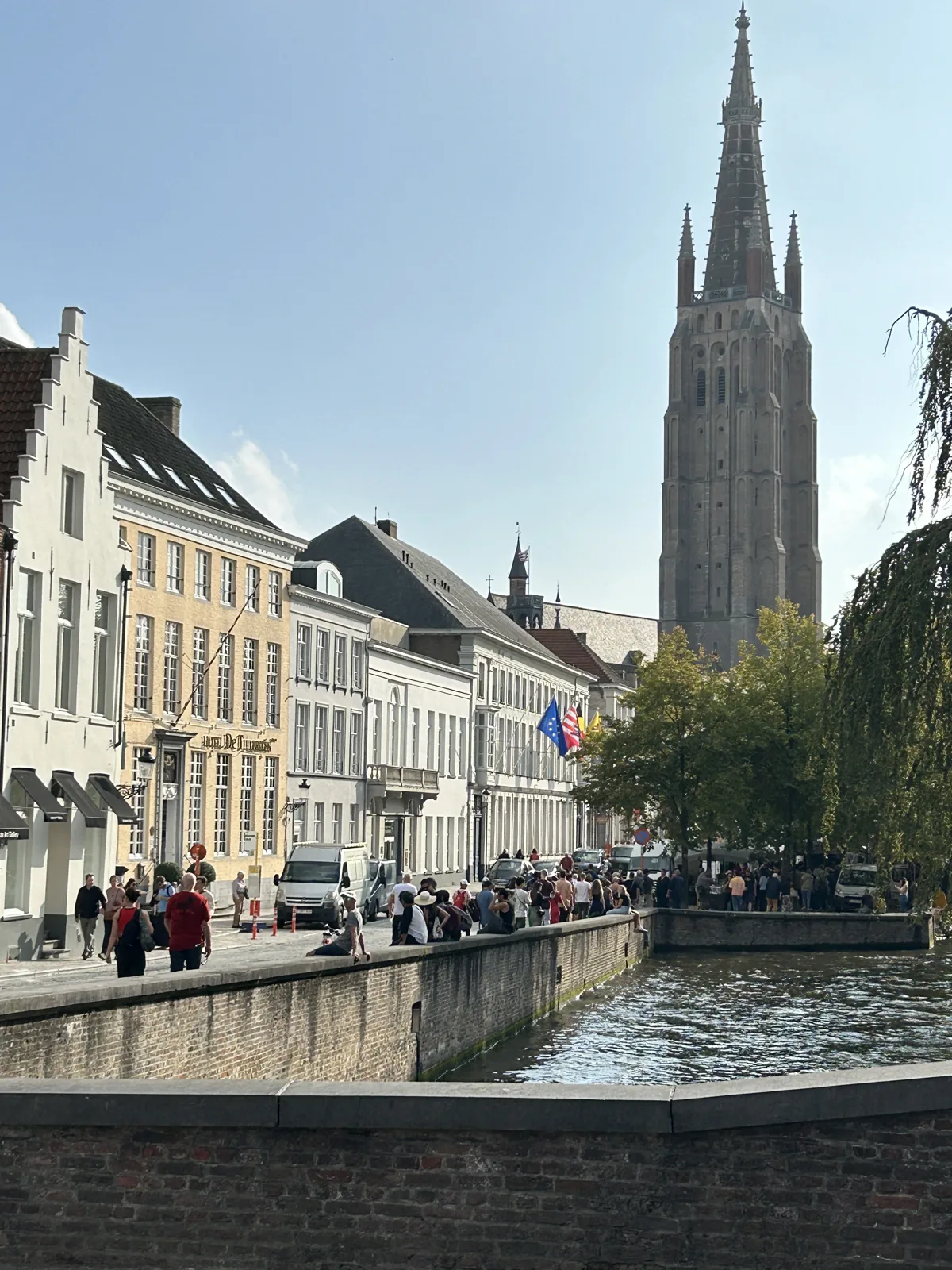 Canal de Bruges avec la tour de l'église Notre-Dame en arrière-plan