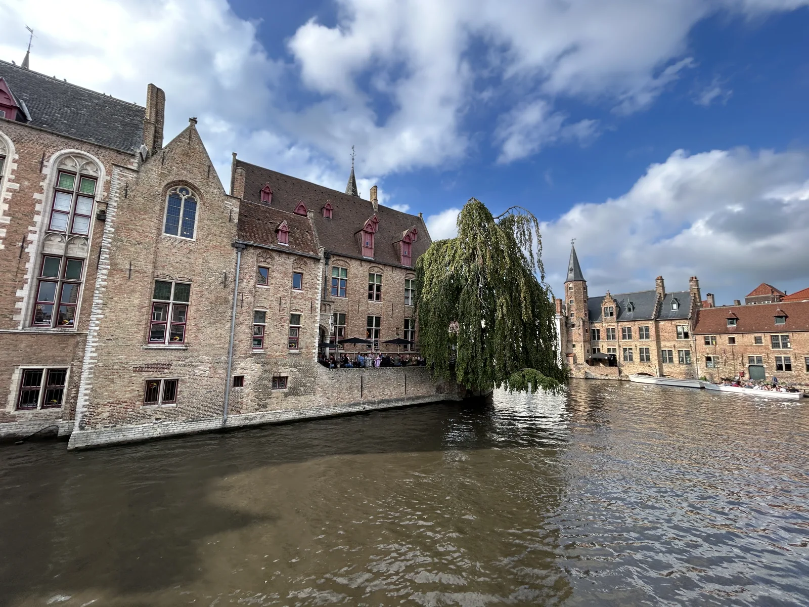 Bruges en amoureux : le canal du Rozenhoedkaai avec son saule pleureur et ses maisons en brique