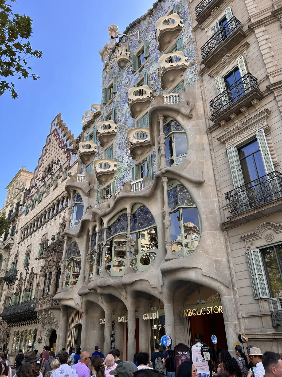 La façade de la Casa Batlló et la foule sur le trottoir