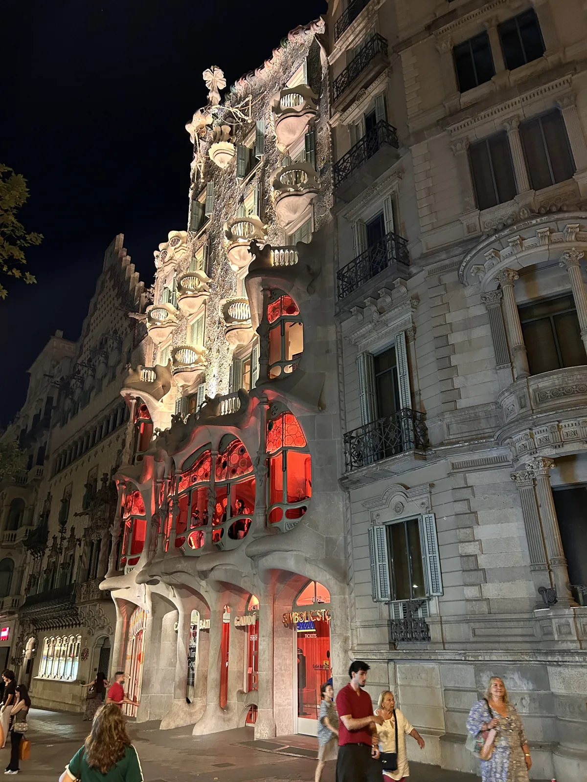 La Casa Batlló illuminée la nuit