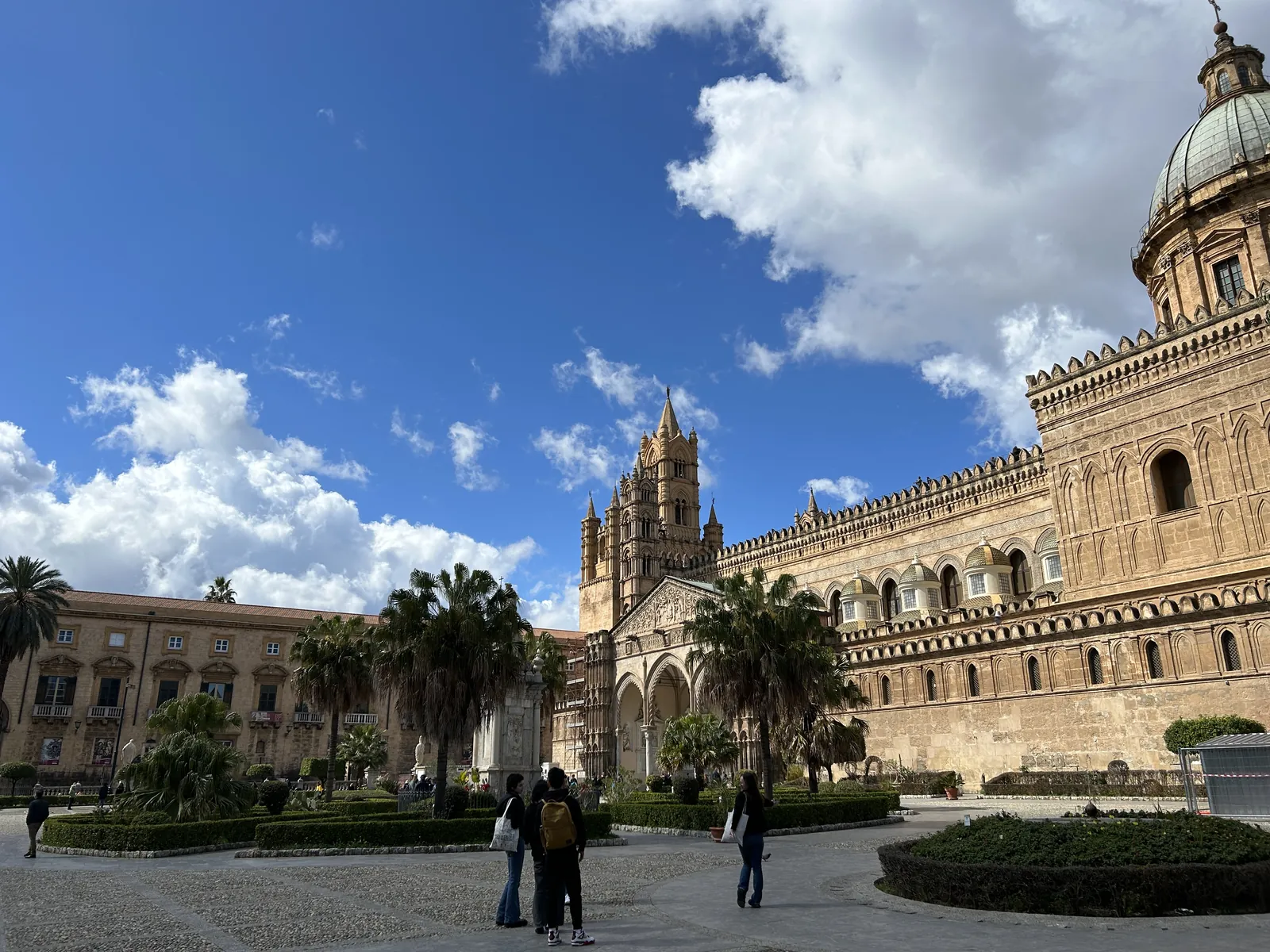 Visiter Palerme en 3 jours : mon carnet de voyage testé sur place 51 La cathédrale et ses jardins, sous le grand ciel bleu du dimanche