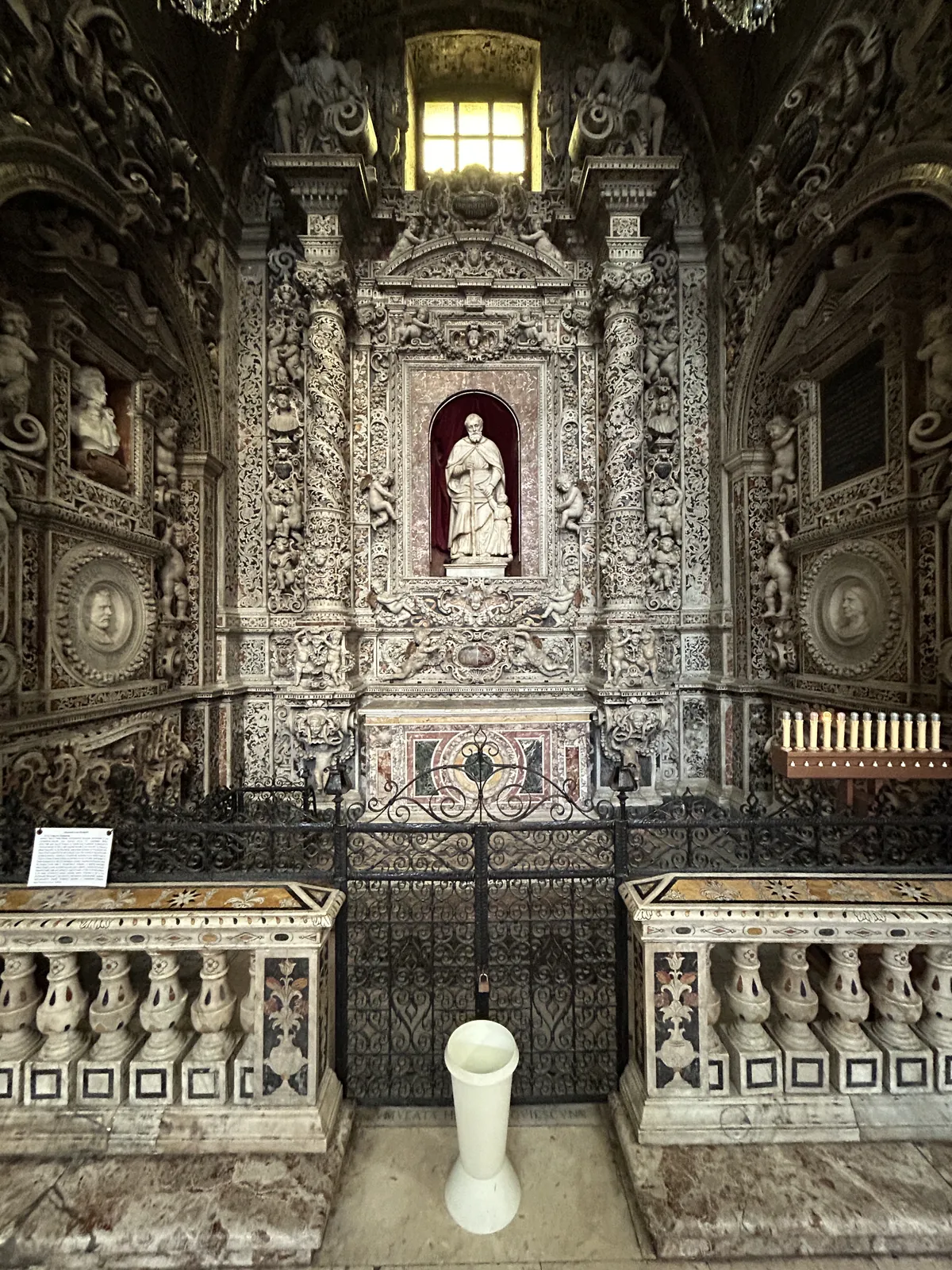 Visiter Palerme en 3 jours : mon carnet de voyage testé sur place 27 Une chapelle latérale entièrement en marbre sculpté