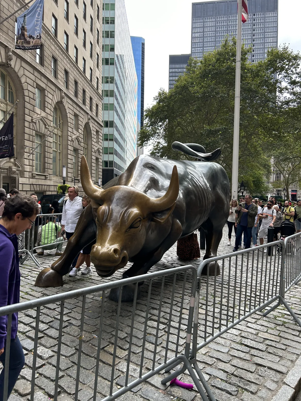 New York en 5 jours : mon carnet de voyage et mes conseils testés sur place 36 Le Charging Bull de Wall Street et la file de touristes autour