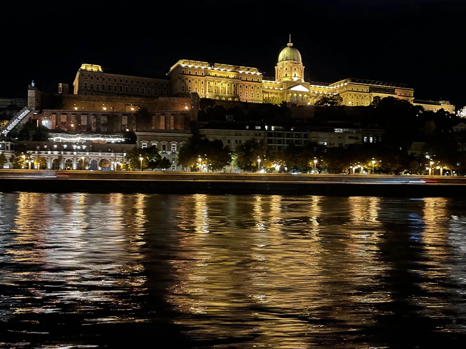 Budapest en 4 jours : mon carnet de voyage et mes bonnes adresses testées sur place 50 Le château de Buda illuminé, vu depuis le Danube
