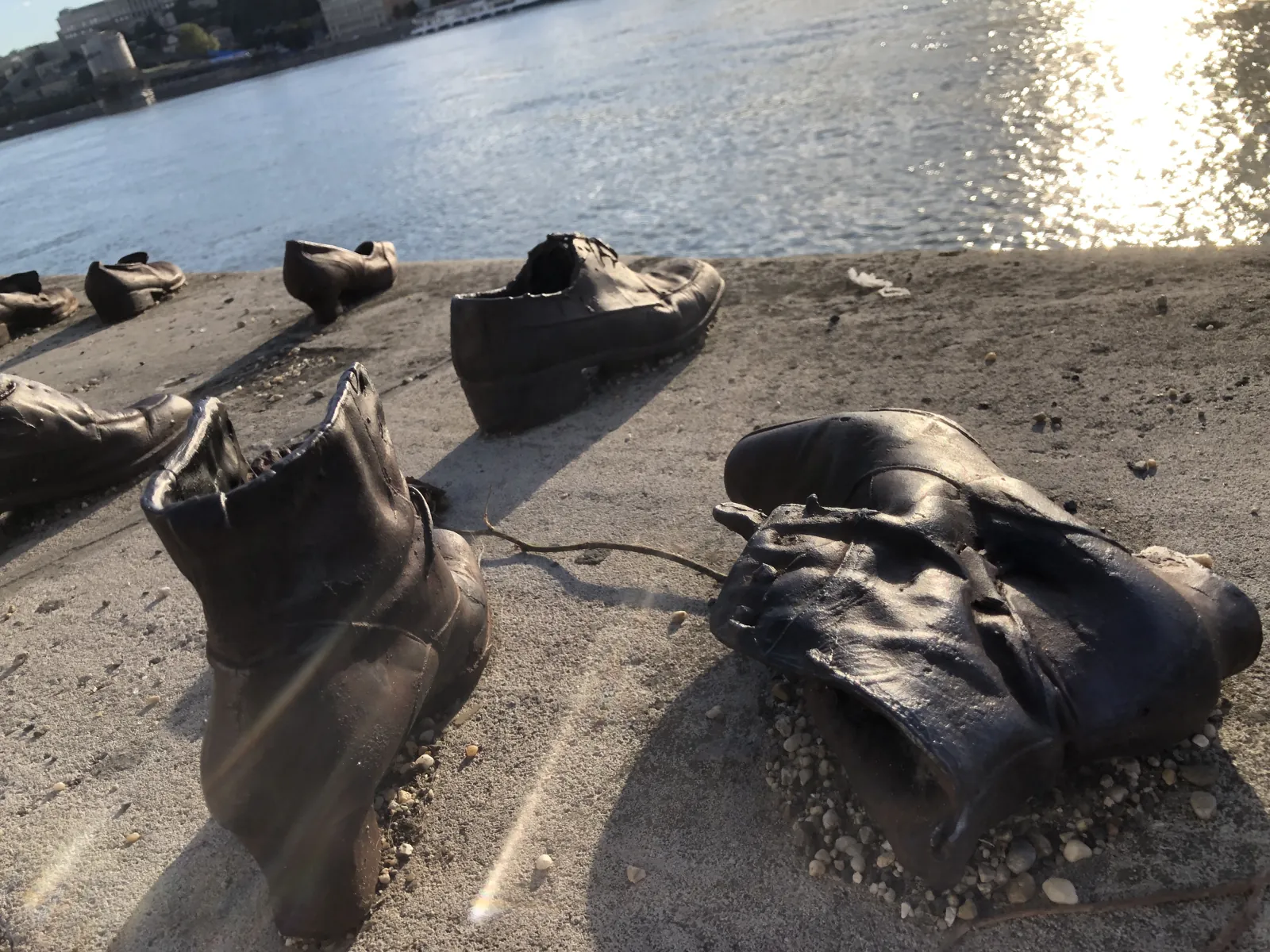 Budapest en 4 jours : mon carnet de voyage et mes bonnes adresses testées sur place 28 Les chaussures de bronze du mémorial, face au Danube et aux collines de Buda