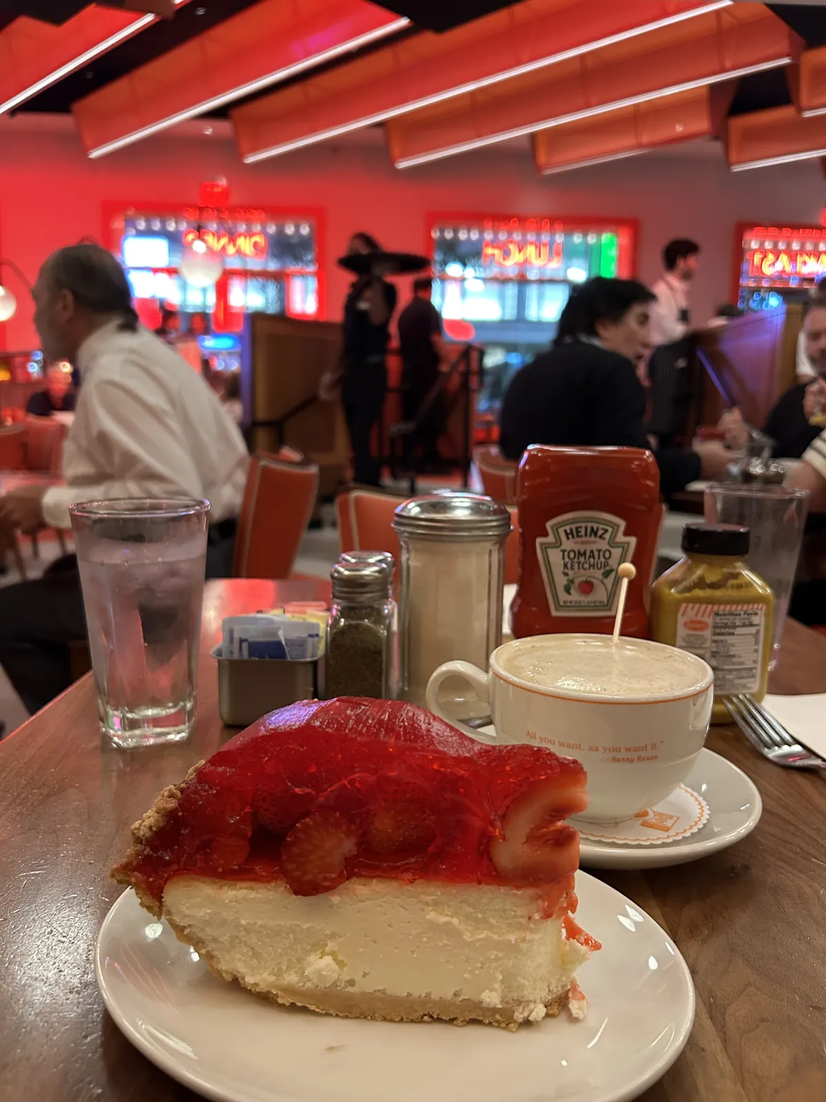 New York en 5 jours : mon carnet de voyage et mes conseils testés sur place 18 Part de cheesecake new-yorkais aux fraises dans un diner près de Times Square