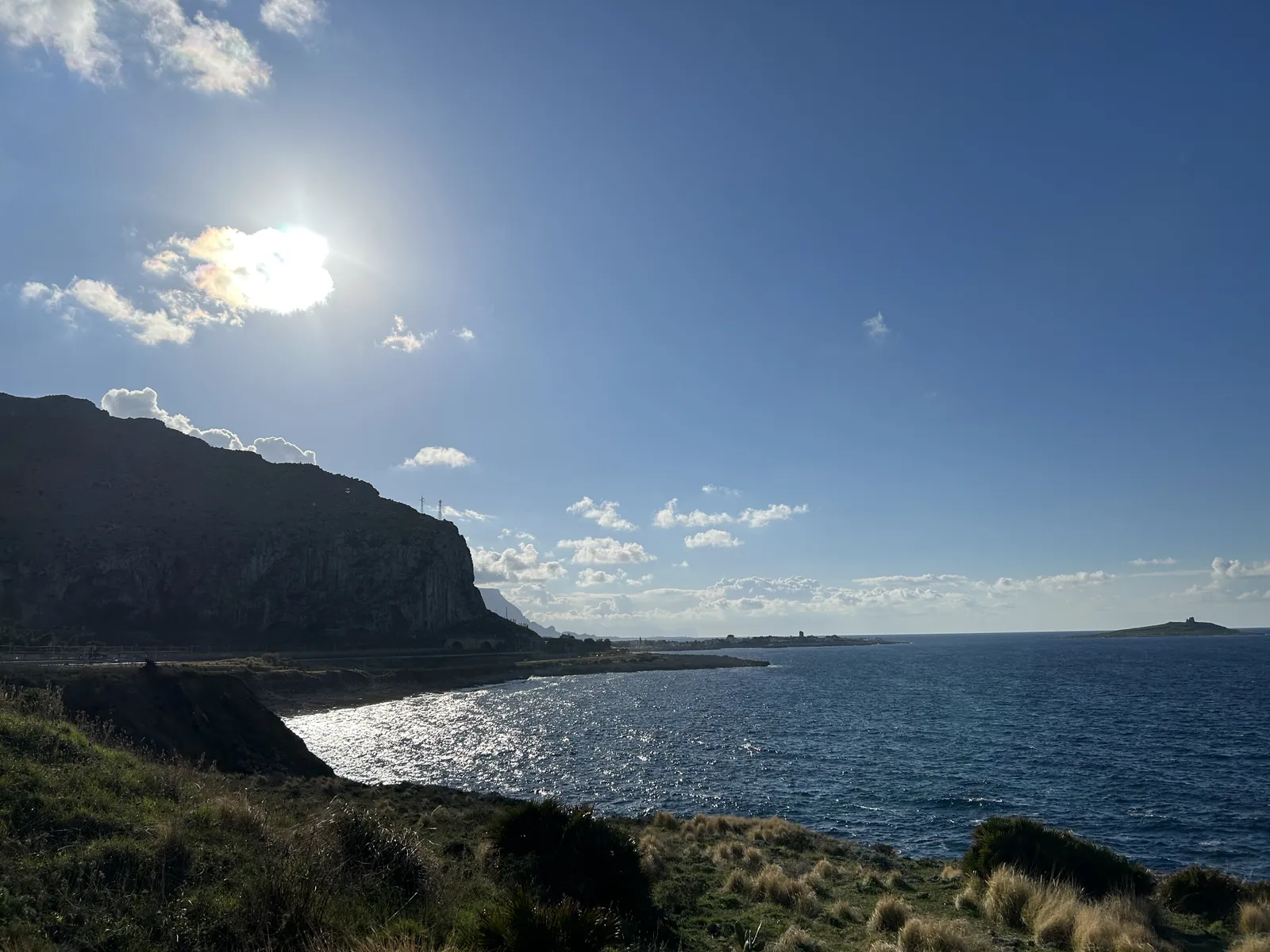 Visiter Palerme en 3 jours : mon carnet de voyage testé sur place 56 La côte du Capo Gallo, avec l'îlot d'Isola delle Femmine au loin