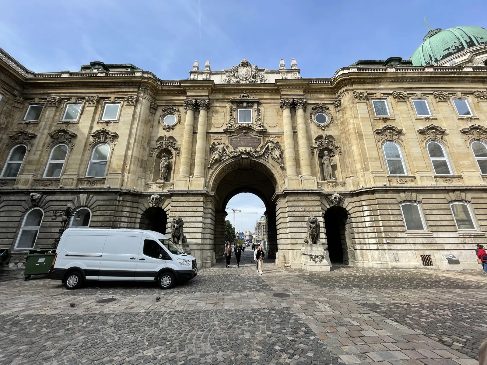 Budapest en 4 jours : mon carnet de voyage et mes bonnes adresses testées sur place 63 La cour du château de Buda et son arche baroque