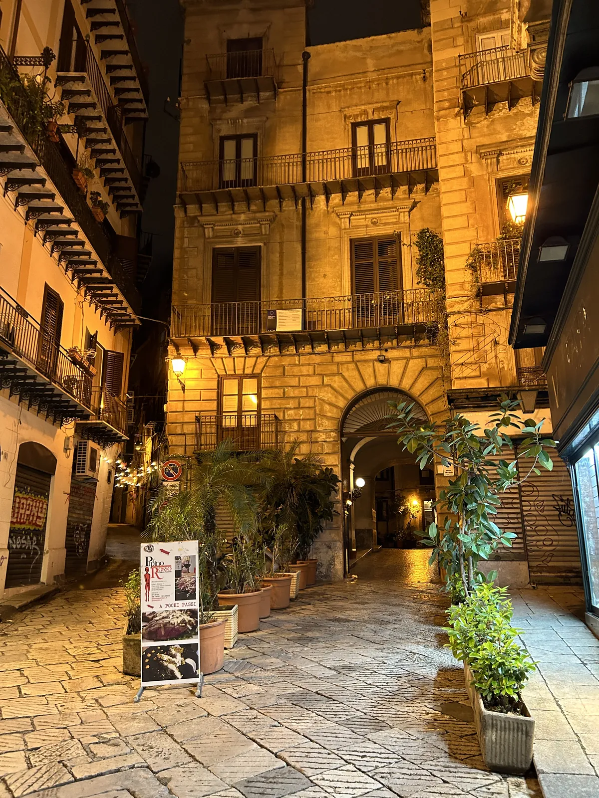 Visiter Palerme en 3 jours : mon carnet de voyage testé sur place 23 La cour d'un vieux palais, éclairée la nuit, côté via Vittorio Emanuele