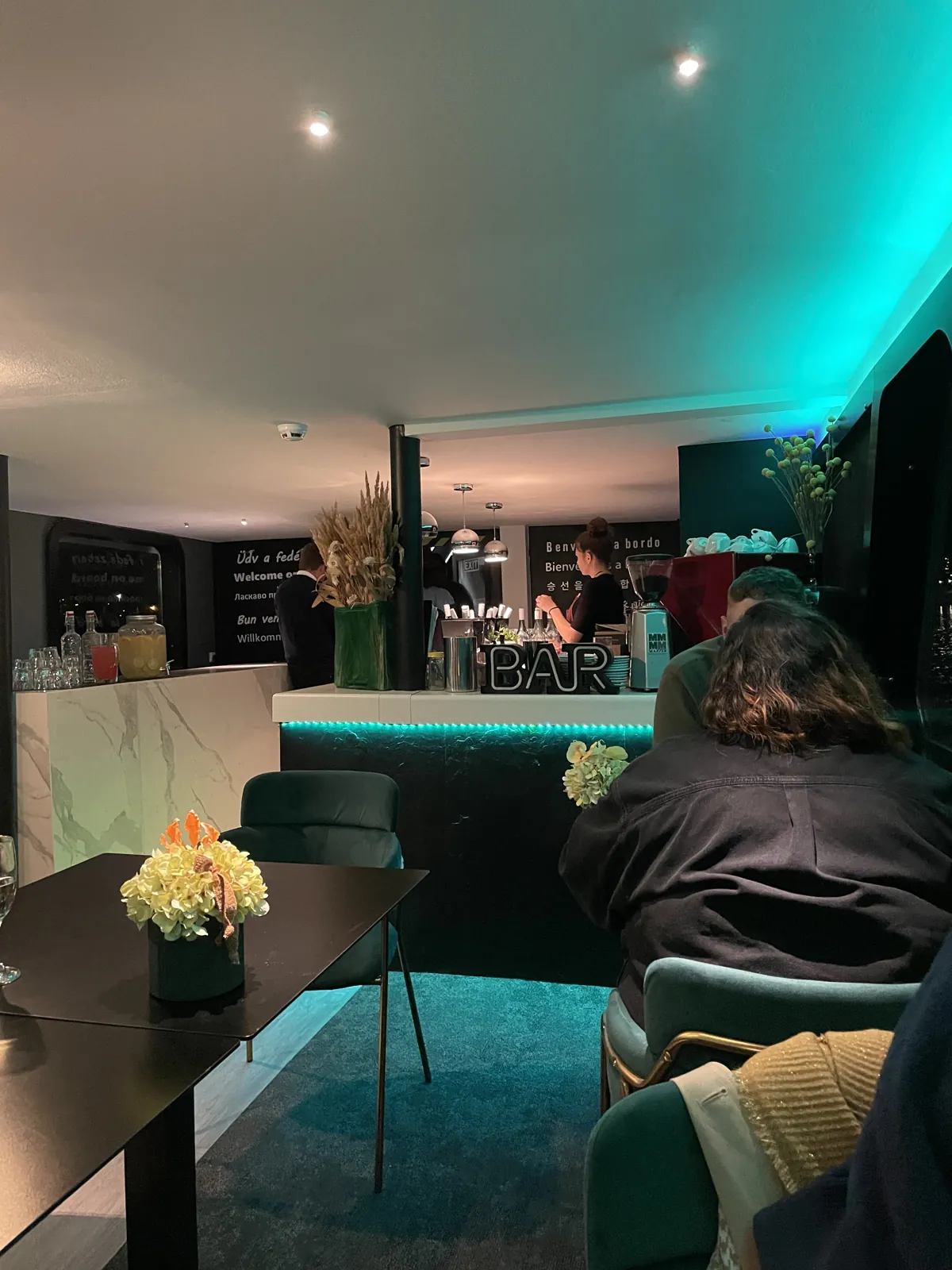 Budapest en 4 jours : mon carnet de voyage et mes bonnes adresses testées sur place 47 L'intérieur du bateau, avec son bar, au départ de la croisière sur le Danube