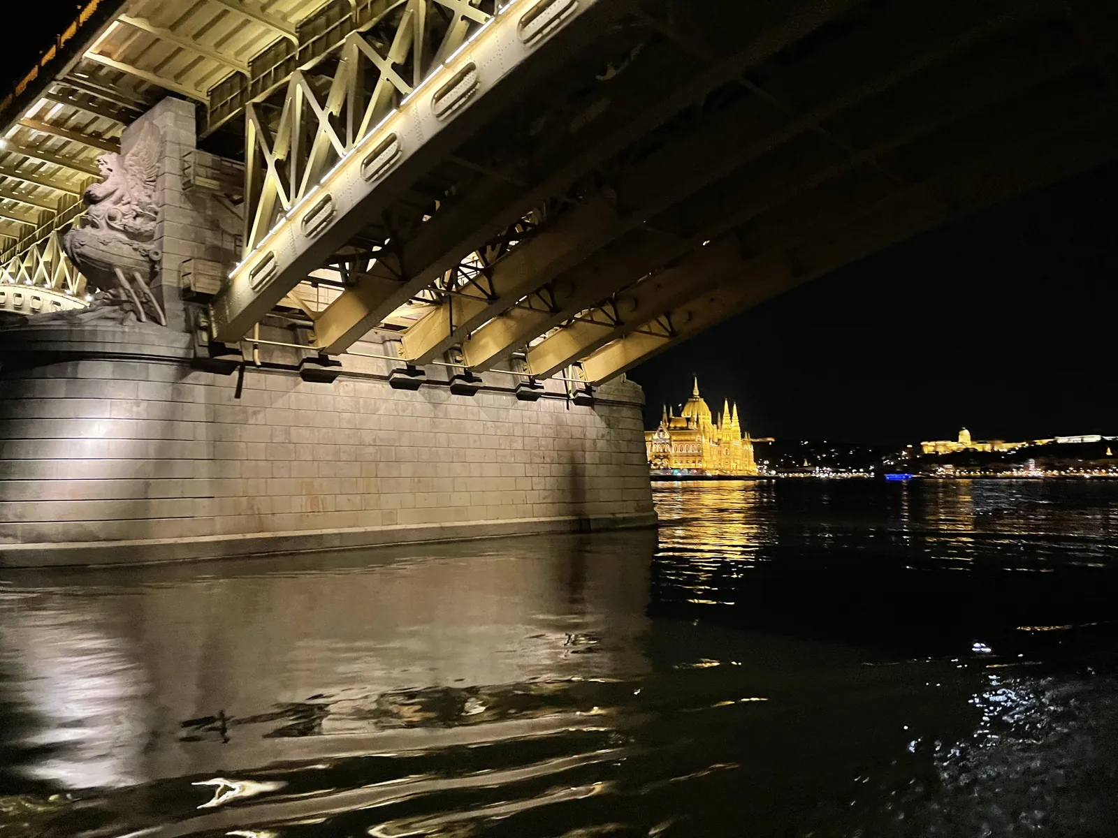 Budapest en 4 jours : mon carnet de voyage et mes bonnes adresses testées sur place 48 Passage sous le pont Marguerite pendant la croisière de nuit