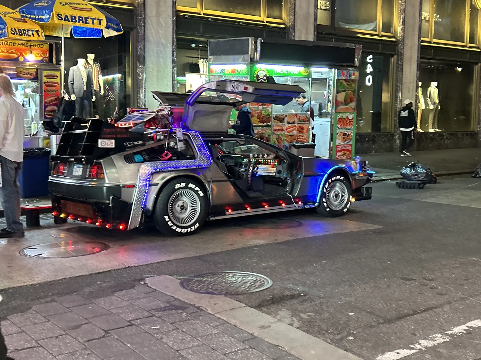 New York en 5 jours : mon carnet de voyage et mes conseils testés sur place 31 Une DeLorean transformée en stand de hot-dogs à Times Square la nuit