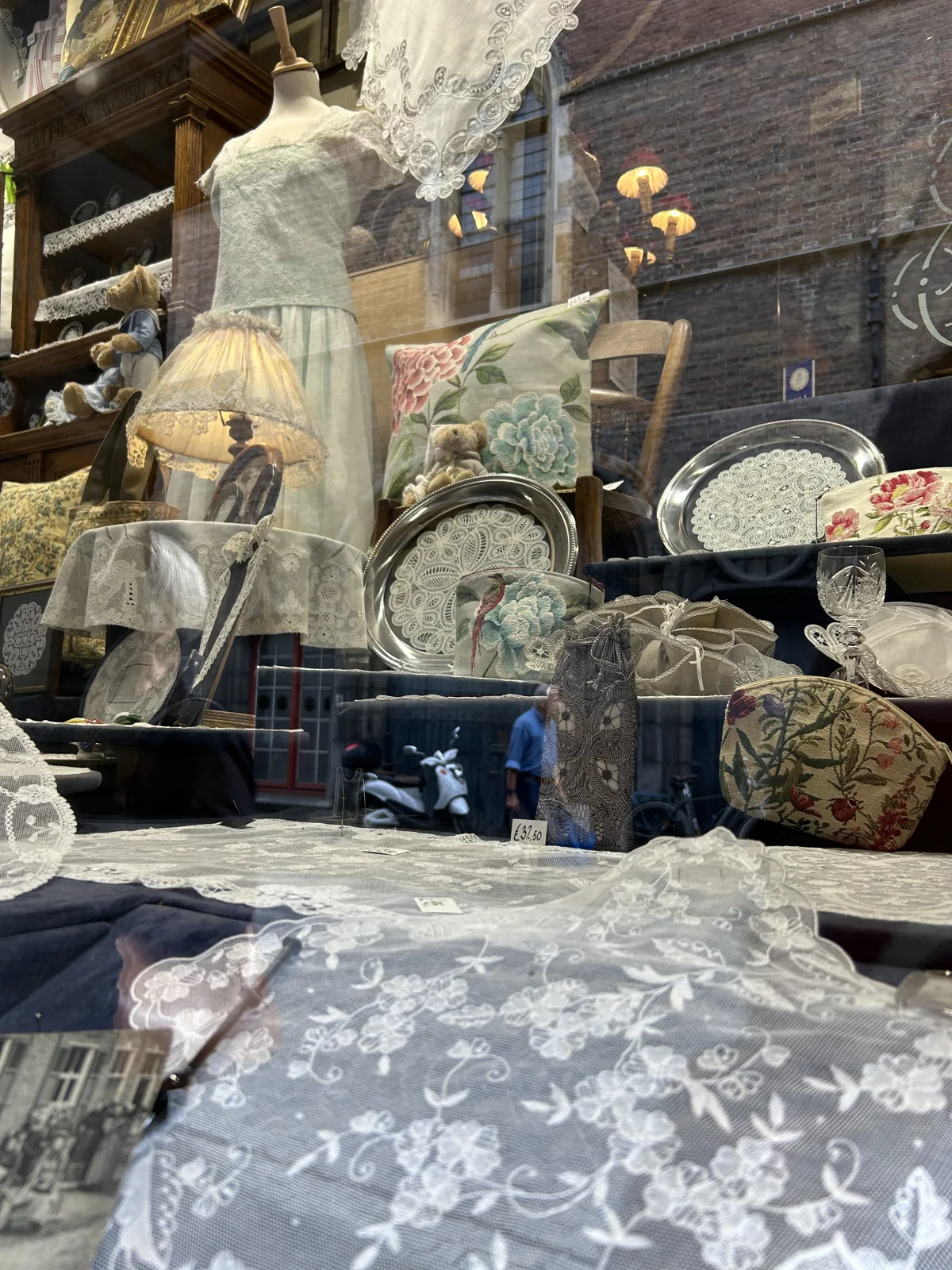 Vitrine d'une boutique de dentelle de Bruges