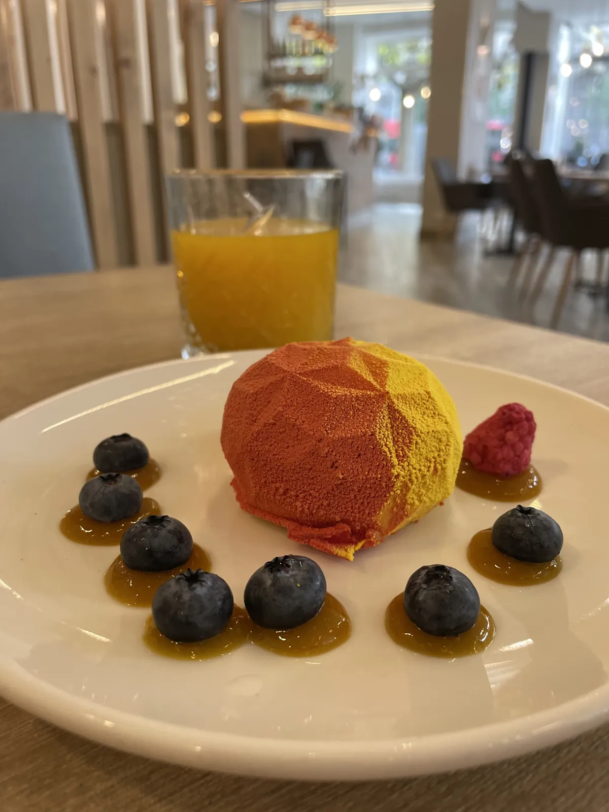 Budapest en 4 jours : mon carnet de voyage et mes bonnes adresses testées sur place 68 Le dessert en forme de sphère, mangue et myrtilles, chez Cafe Brunch Budapest
