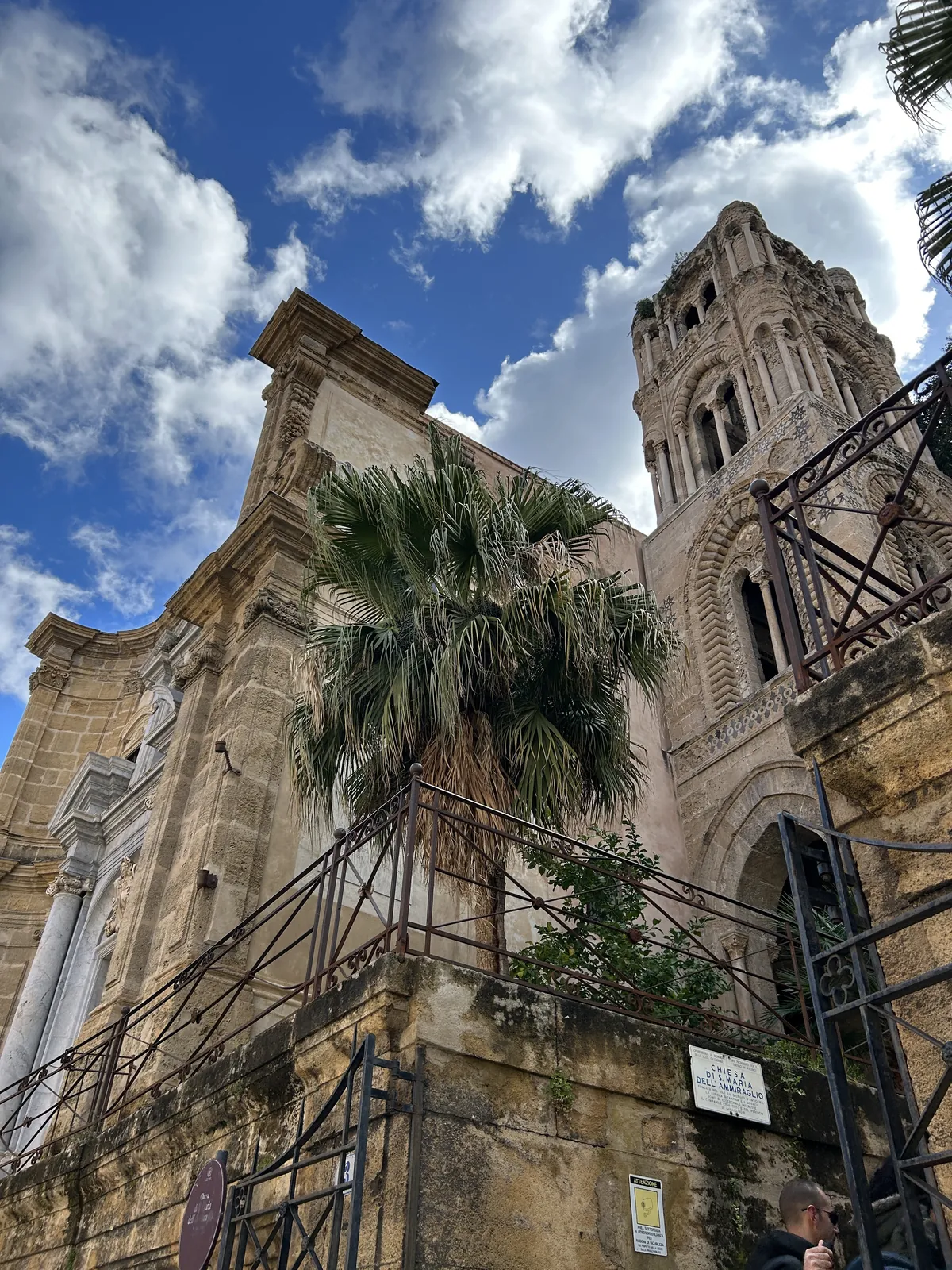 Visiter Palerme en 3 jours : mon carnet de voyage testé sur place 44 Le clocher normand de la Martorana, entre les palmiers