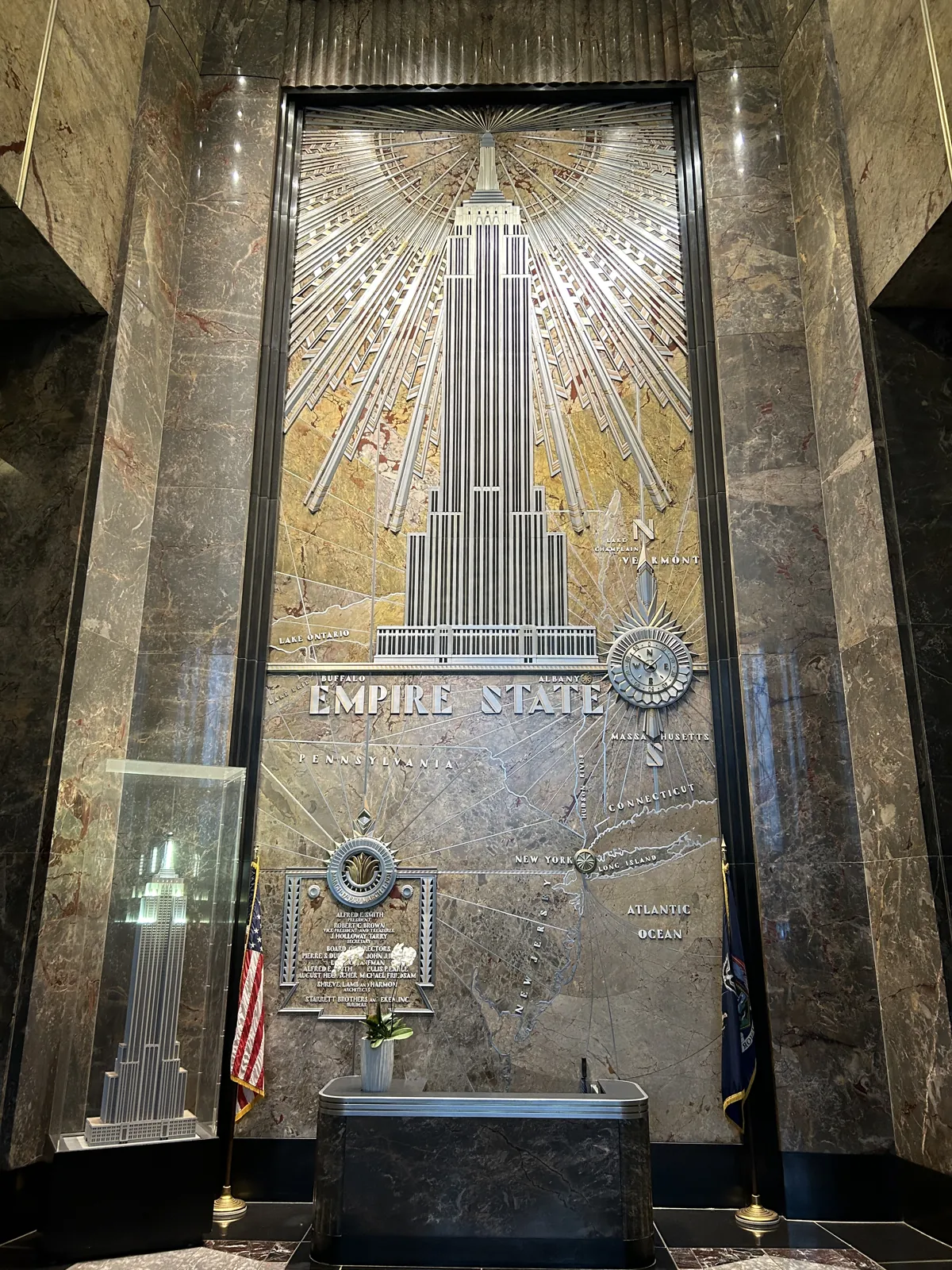 New York en 5 jours : mon carnet de voyage et mes conseils testés sur place 45 Le hall Art déco de l'Empire State Building avec sa fresque dorée