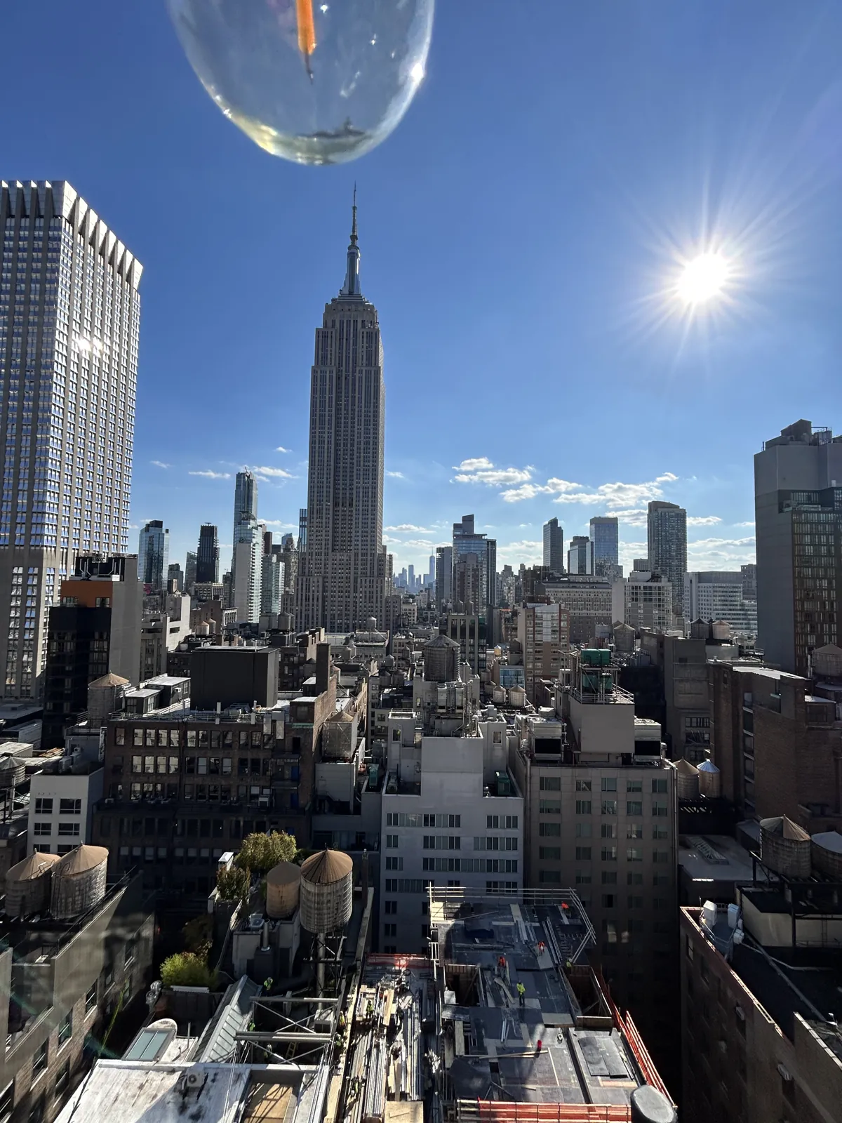 New York en 5 jours : mon carnet de voyage et mes conseils testés sur place 11 L'Empire State Building vu depuis le rooftop de l'hôtel à Midtown le jour de l'arrivée