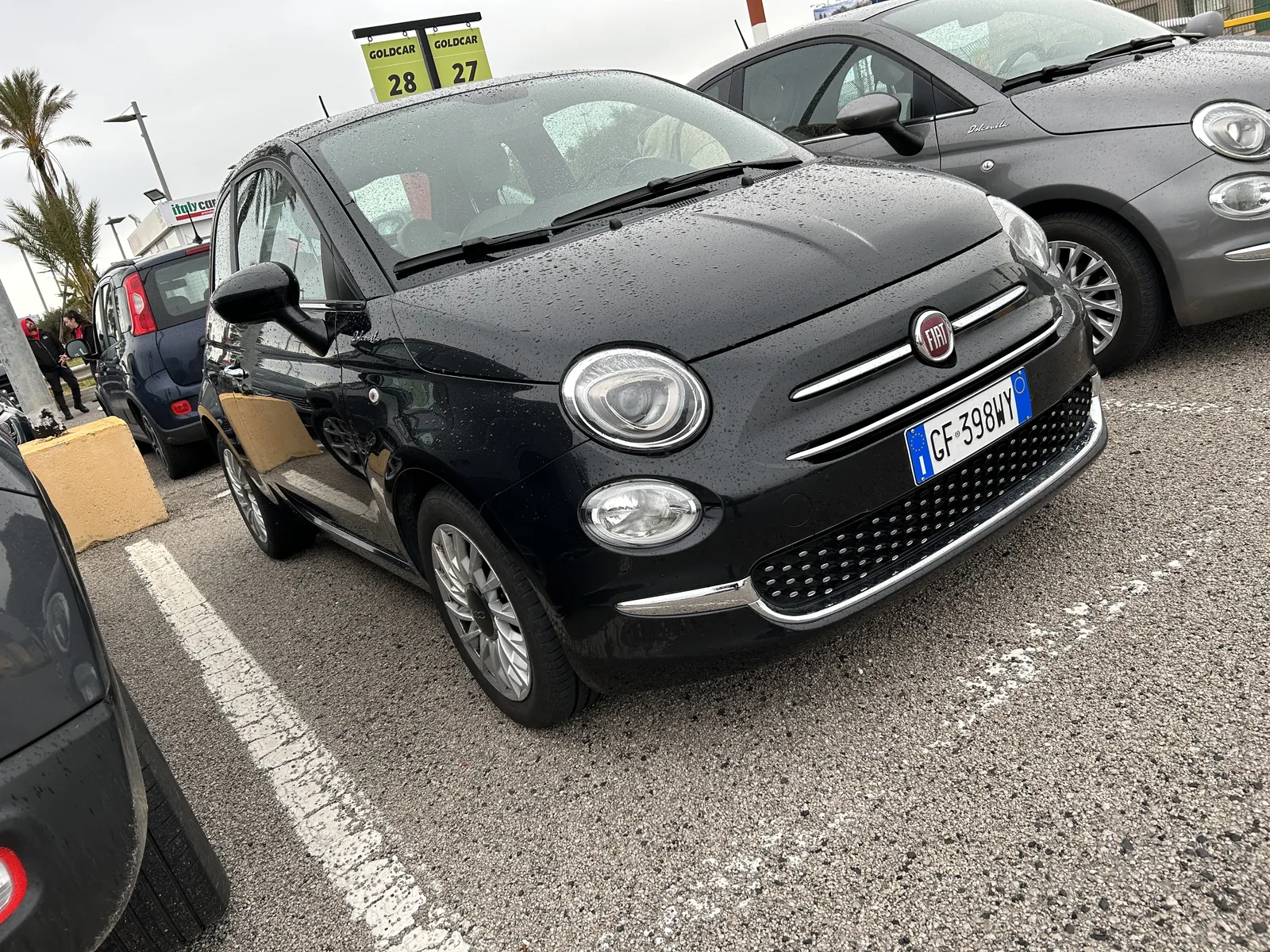 Visiter Palerme en 3 jours : mon carnet de voyage testé sur place 14 Notre Fiat 500 de location, sur le parking de l'aéroport de Palerme
