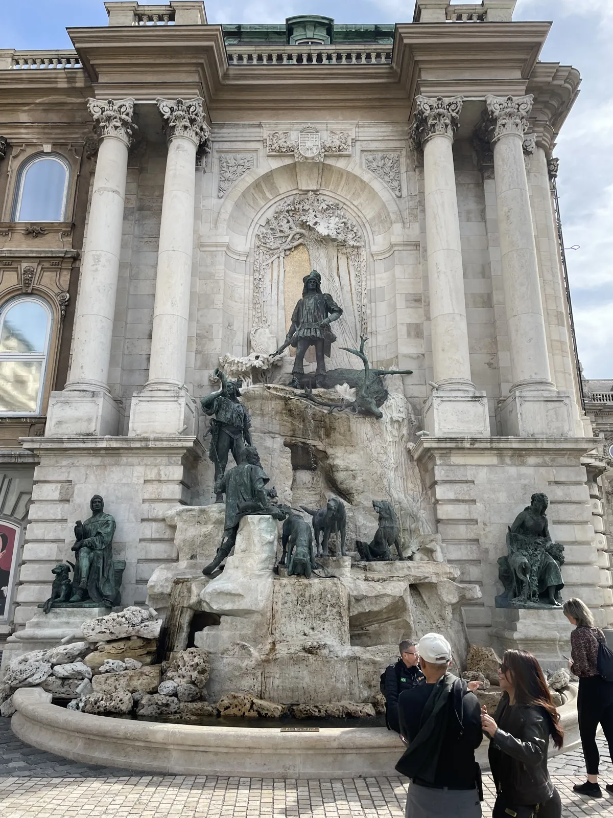 Budapest en 4 jours : mon carnet de voyage et mes bonnes adresses testées sur place 61 La fontaine Matthias, dans la cour du château de Buda