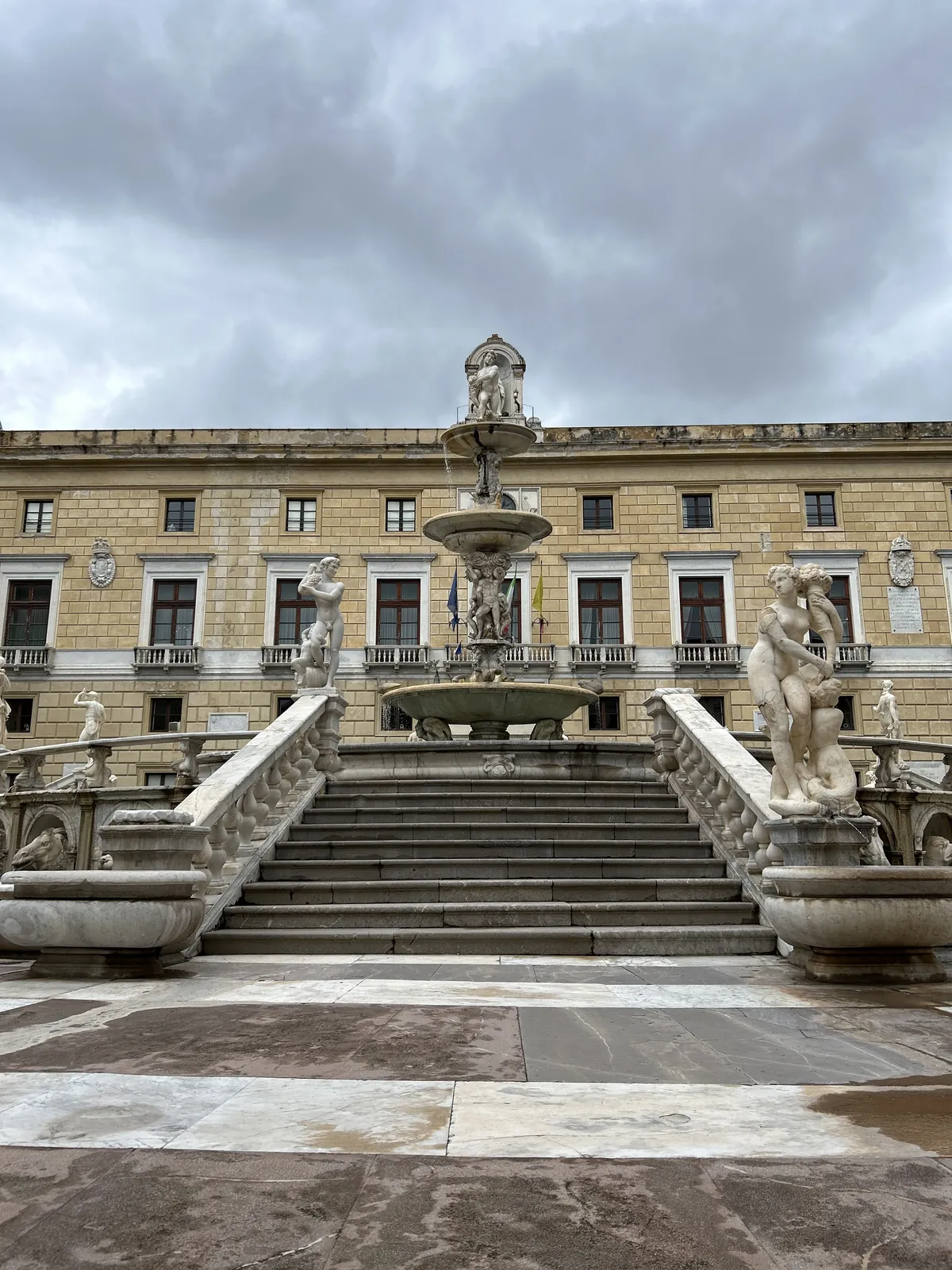 Visiter Palerme en 3 jours : mon carnet de voyage testé sur place 30 La fontaine Pretoria, et derrière, le palais Pretorio, l'hôtel de ville