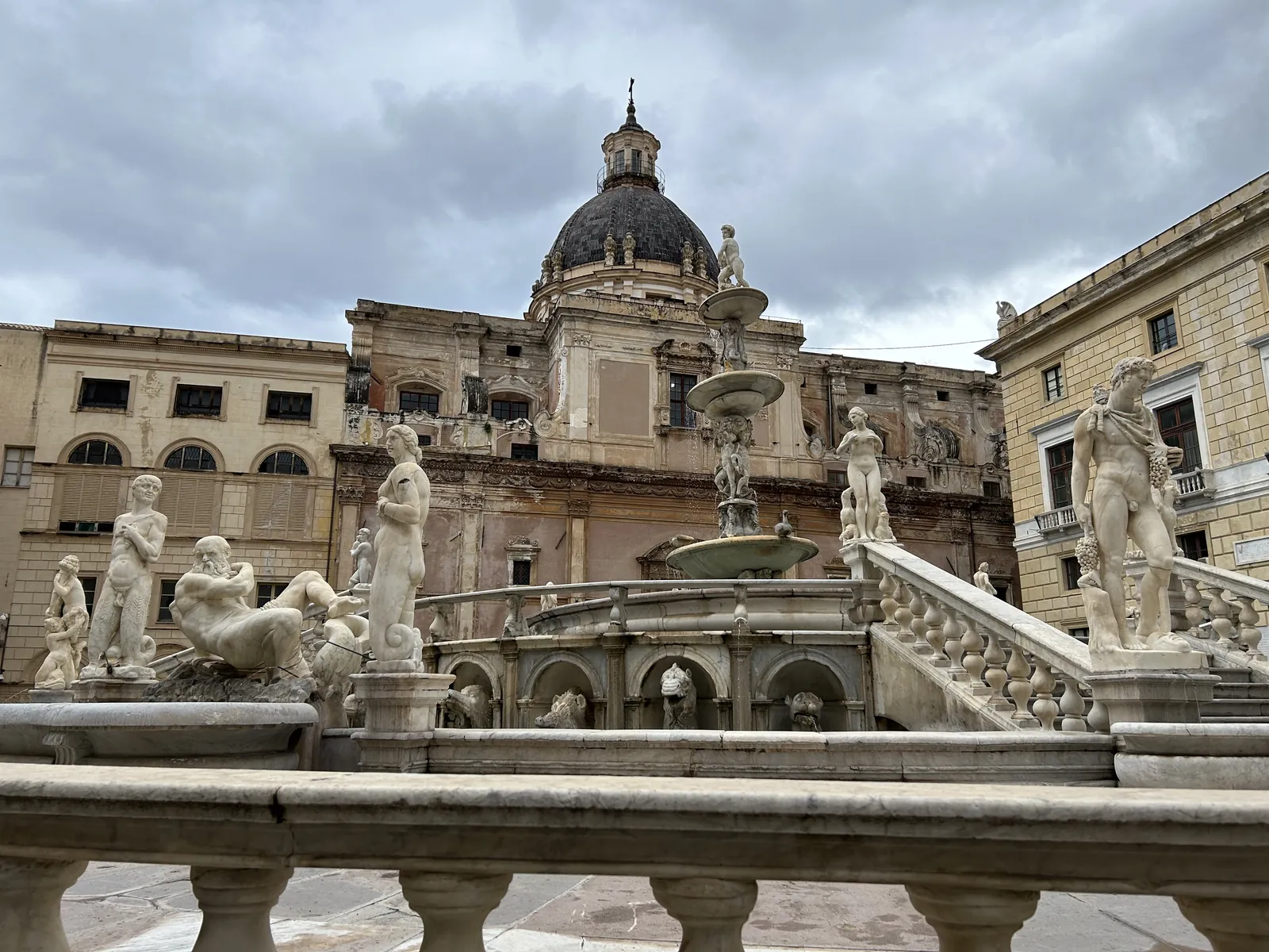 Visiter Palerme en 3 jours : mon carnet de voyage testé sur place 31 Les statues de la fontaine, avec la coupole de l'église Santa Caterina juste derrière
