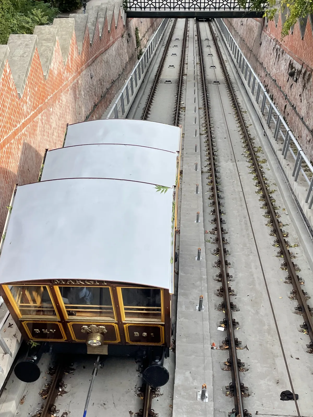 Budapest en 4 jours : mon carnet de voyage et mes bonnes adresses testées sur place 65 La cabine en bois du funiculaire Budavári Sikló qui descend vers le pont des Chaînes