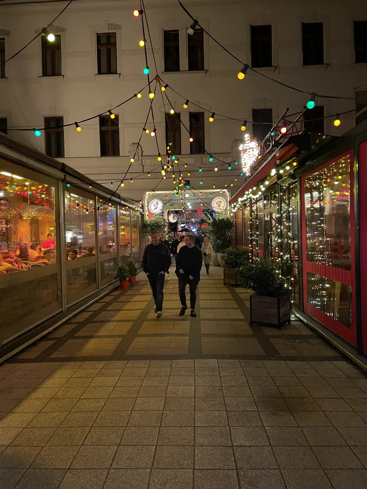 Budapest en 4 jours : mon carnet de voyage et mes bonnes adresses testées sur place 34 Le passage Gozsdu udvar le soir, guirlandes et terrasses dans le quartier juif