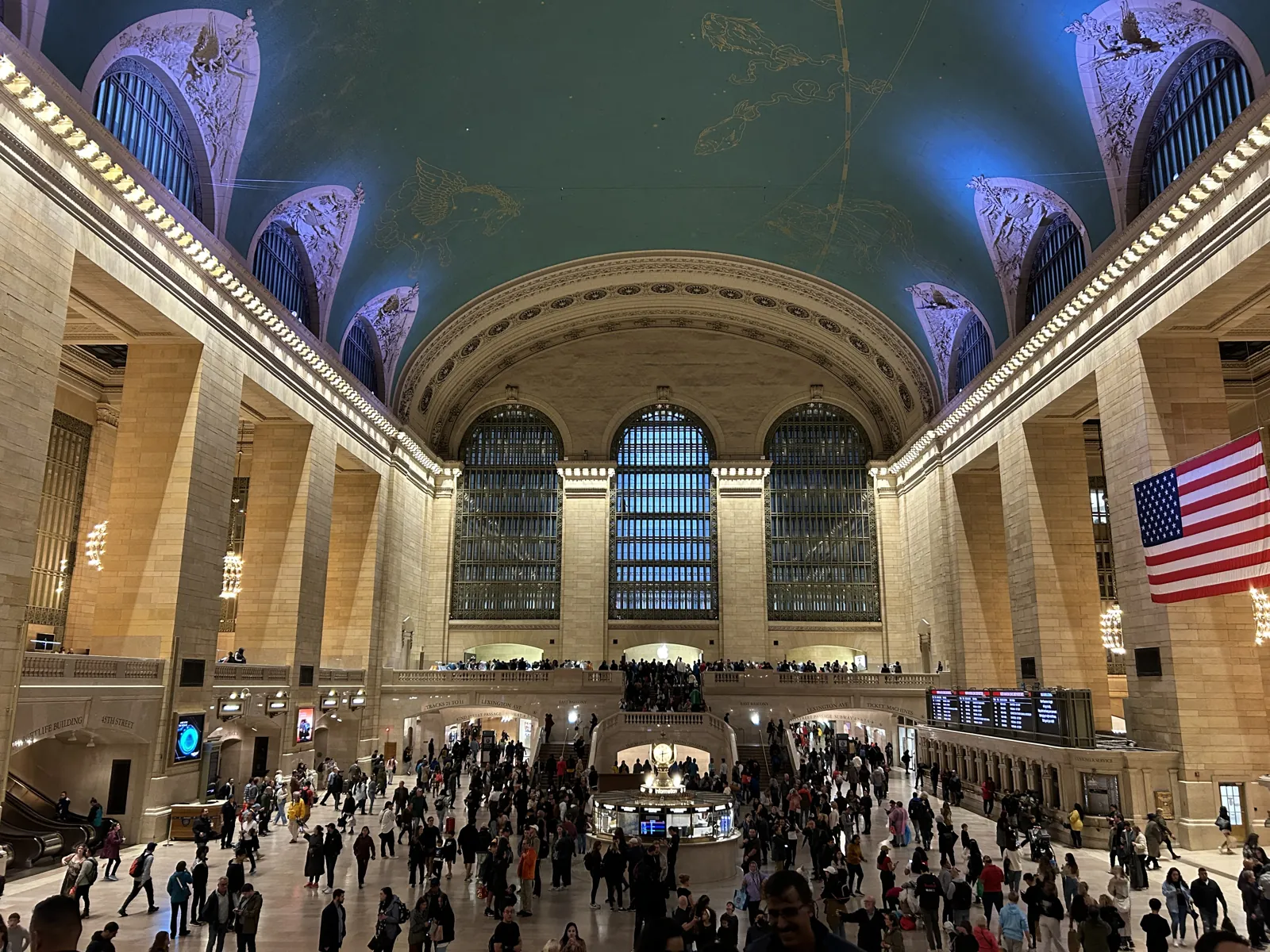 New York en 5 jours : mon carnet de voyage et mes conseils testés sur place 50 Le hall principal de Grand Central Terminal et son plafond constellé