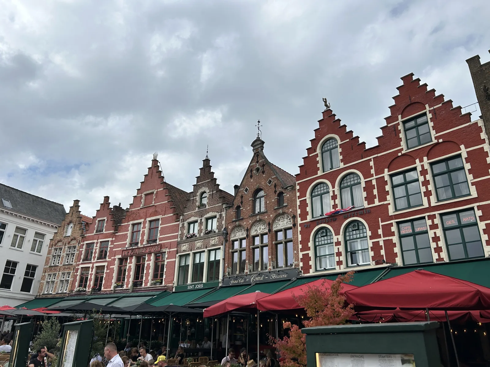 Façades à pignons à gradins et terrasses rouges sur la Grand-Place de Bruges