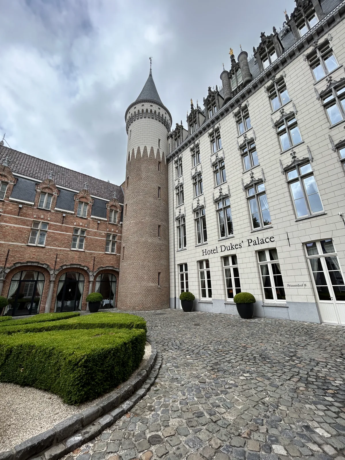 Façade et tour de l'hôtel Dukes' Palace à Bruges, ancien Prinsenhof