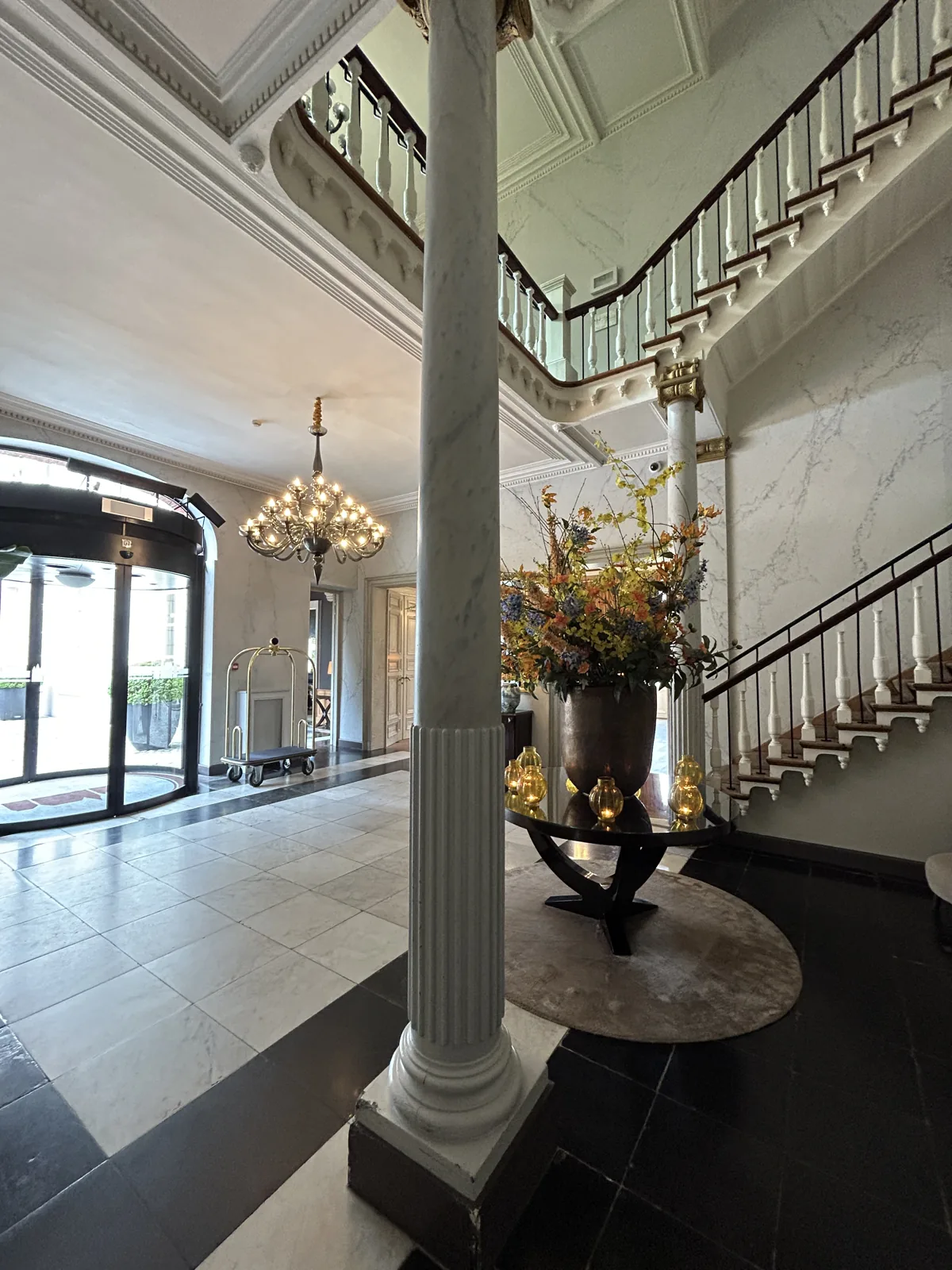 Hall d'entrée et escalier en marbre de l'hôtel Dukes' Palace à Bruges