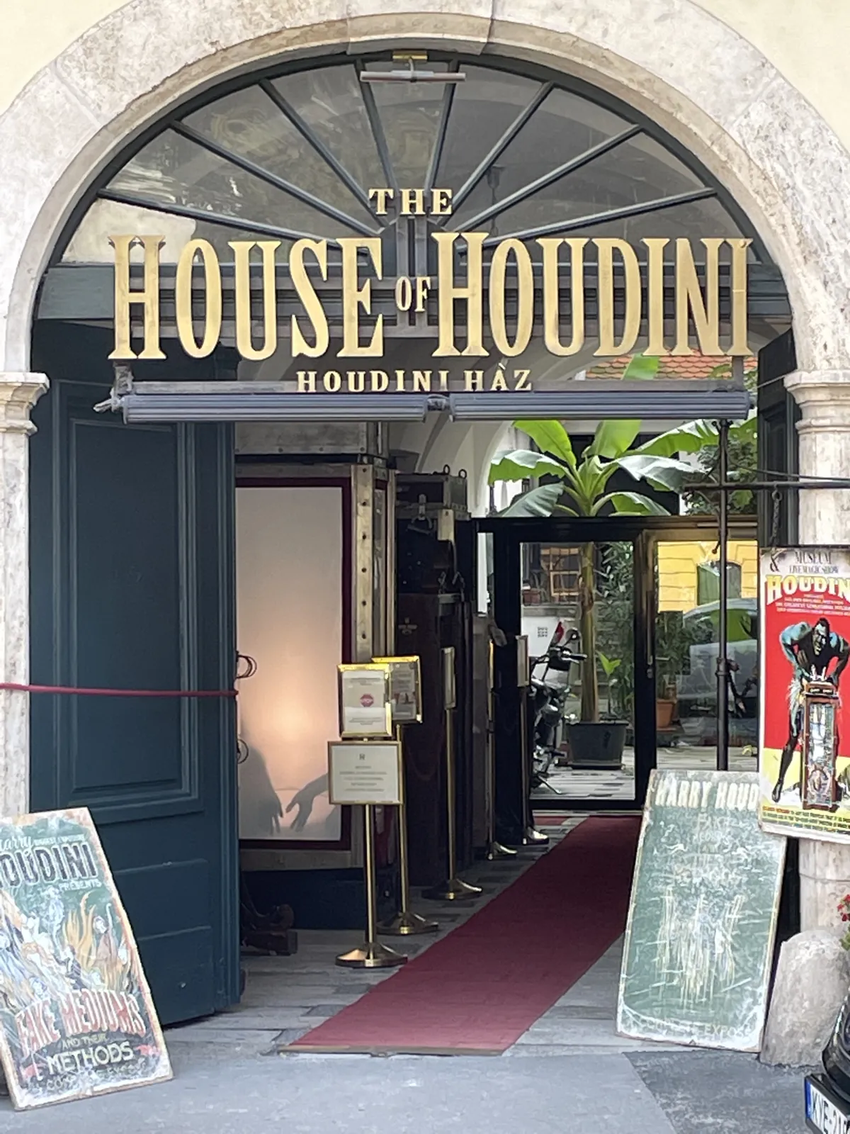 Budapest en 4 jours : mon carnet de voyage et mes bonnes adresses testées sur place 60 L'entrée de la House of Houdini, le musée dédié au magicien né à Budapest