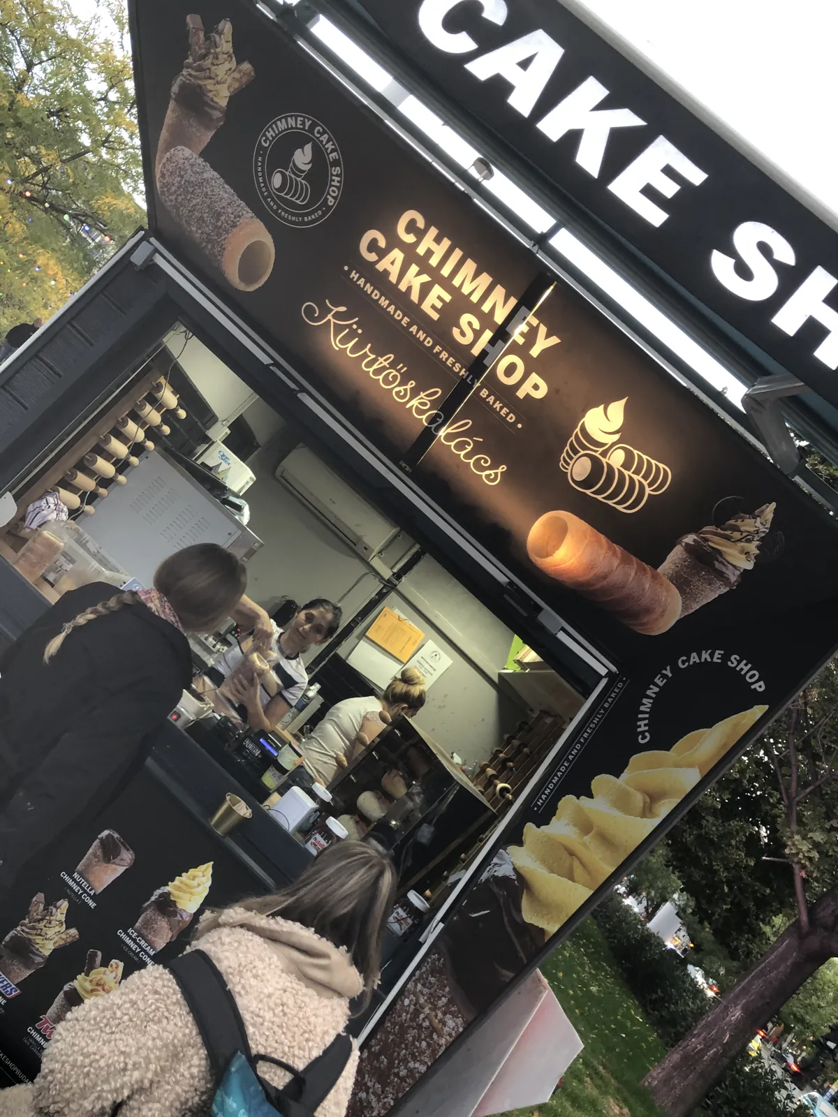 Budapest en 4 jours : mon carnet de voyage et mes bonnes adresses testées sur place 16 Un stand de kürtőskalács, le gâteau cheminée hongrois, sur la place Erzsébet