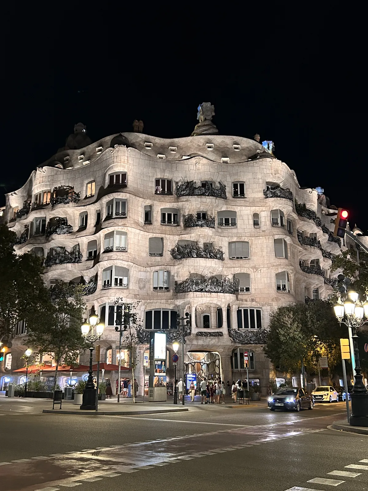 La Pedrera, la Casa Milà de Gaudí, éclairée la nuit