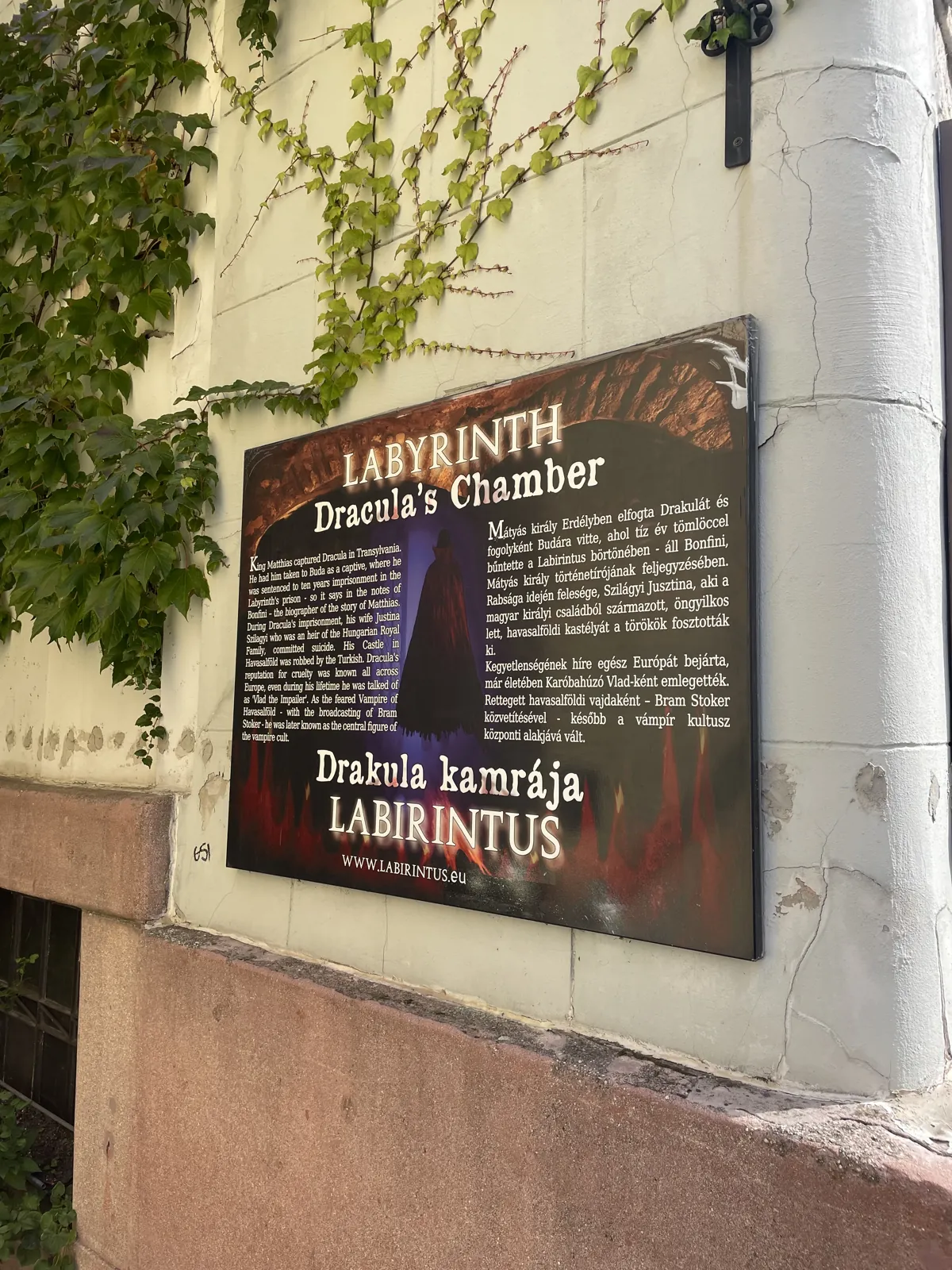 Budapest en 4 jours : mon carnet de voyage et mes bonnes adresses testées sur place 59 Le panneau du Labyrinthe du château de Buda et sa chambre de Dracula