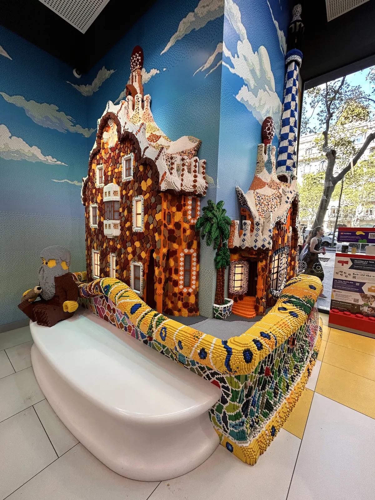 Le banc et le pavillon du parc Güell en briques LEGO
