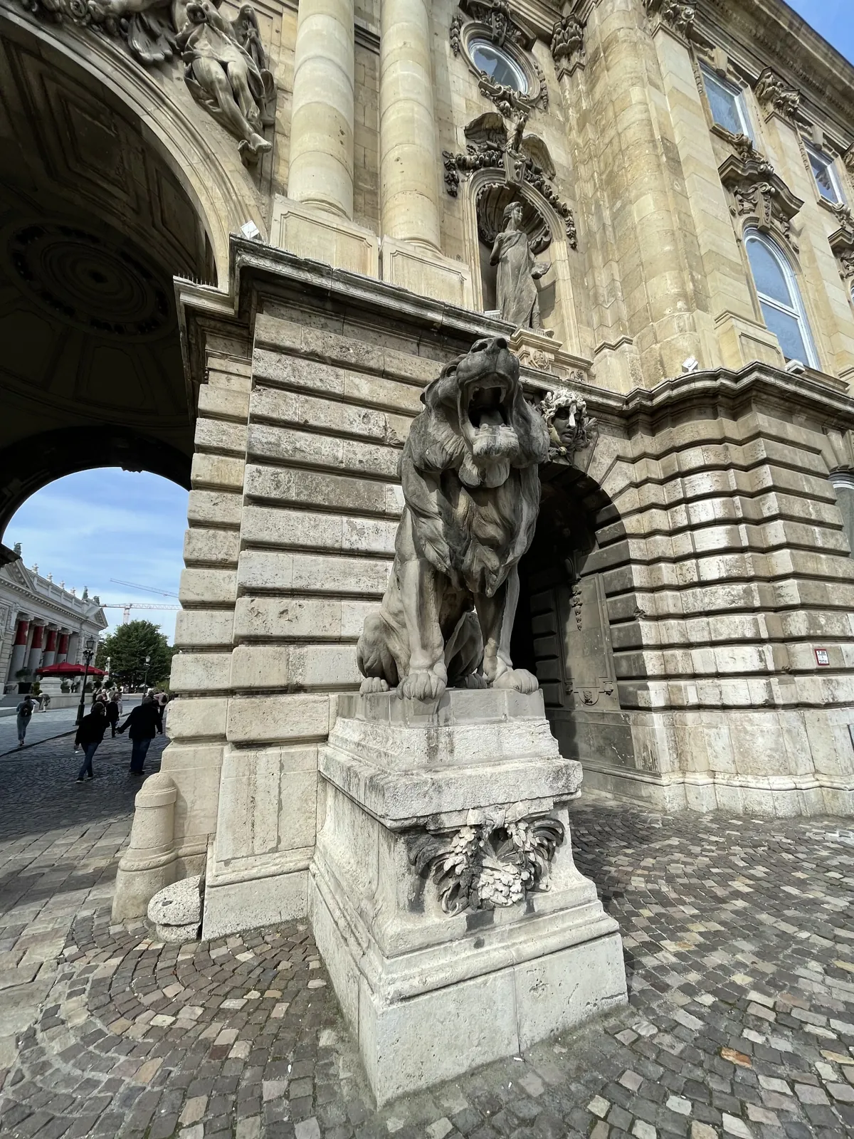 Budapest en 4 jours : mon carnet de voyage et mes bonnes adresses testées sur place 62 Un des lions de pierre de la porte des Lions du château de Buda
