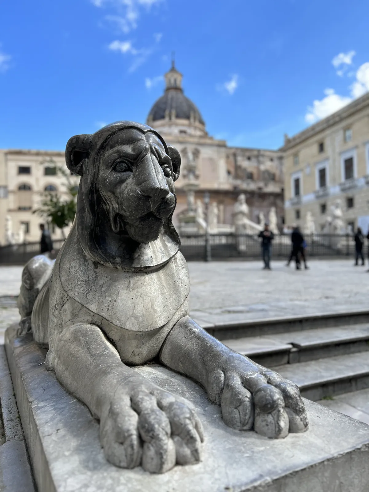 Visiter Palerme en 3 jours : mon carnet de voyage testé sur place 49 Un lion de pierre, à côté de la fontaine Pretoria, avec la coupole de Santa Caterina en fond