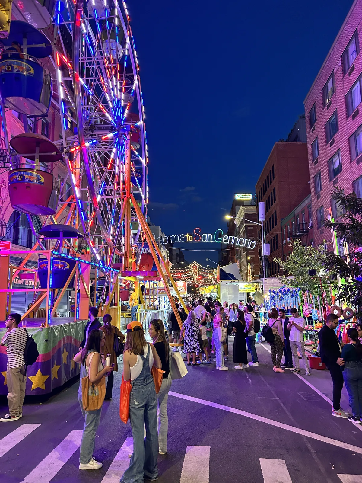 New York en 5 jours : mon carnet de voyage et mes conseils testés sur place 16 La grande roue et la foule de la fête de San Gennaro sur Mulberry Street, Little Italy