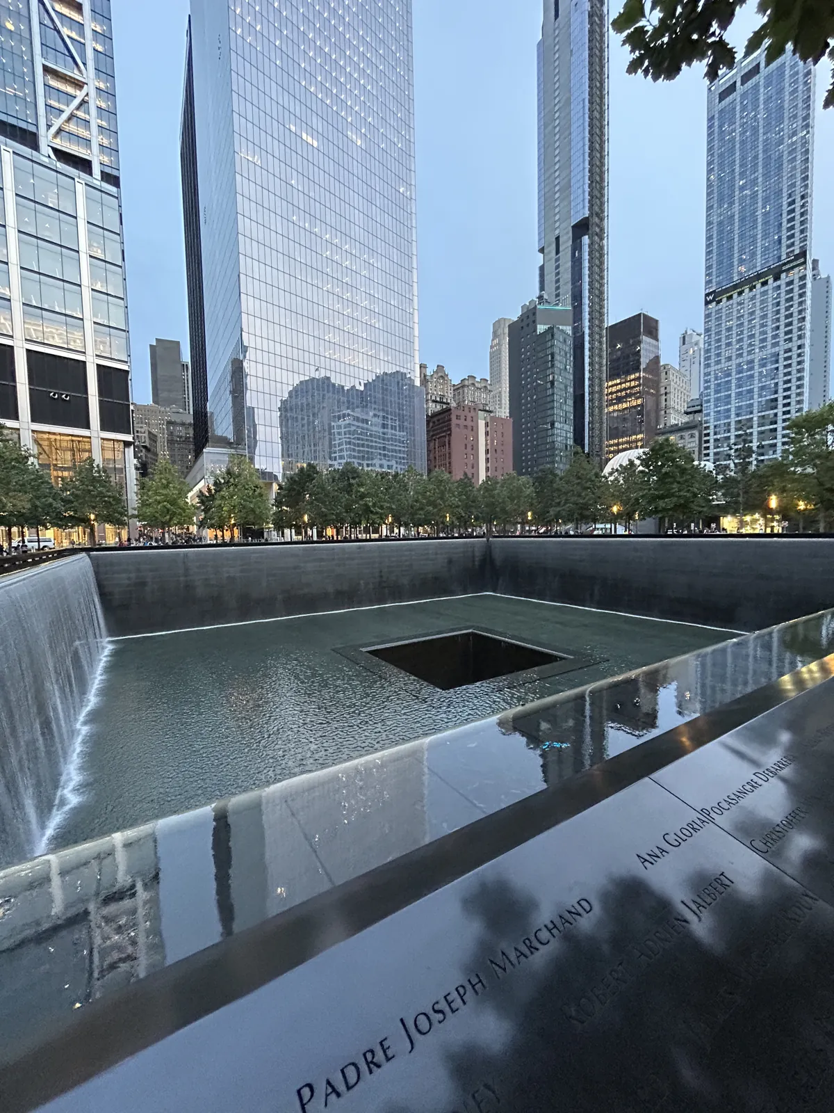 New York en 5 jours : mon carnet de voyage et mes conseils testés sur place 41 Un des deux bassins du Mémorial du 11 Septembre au pied du One World Trade Center