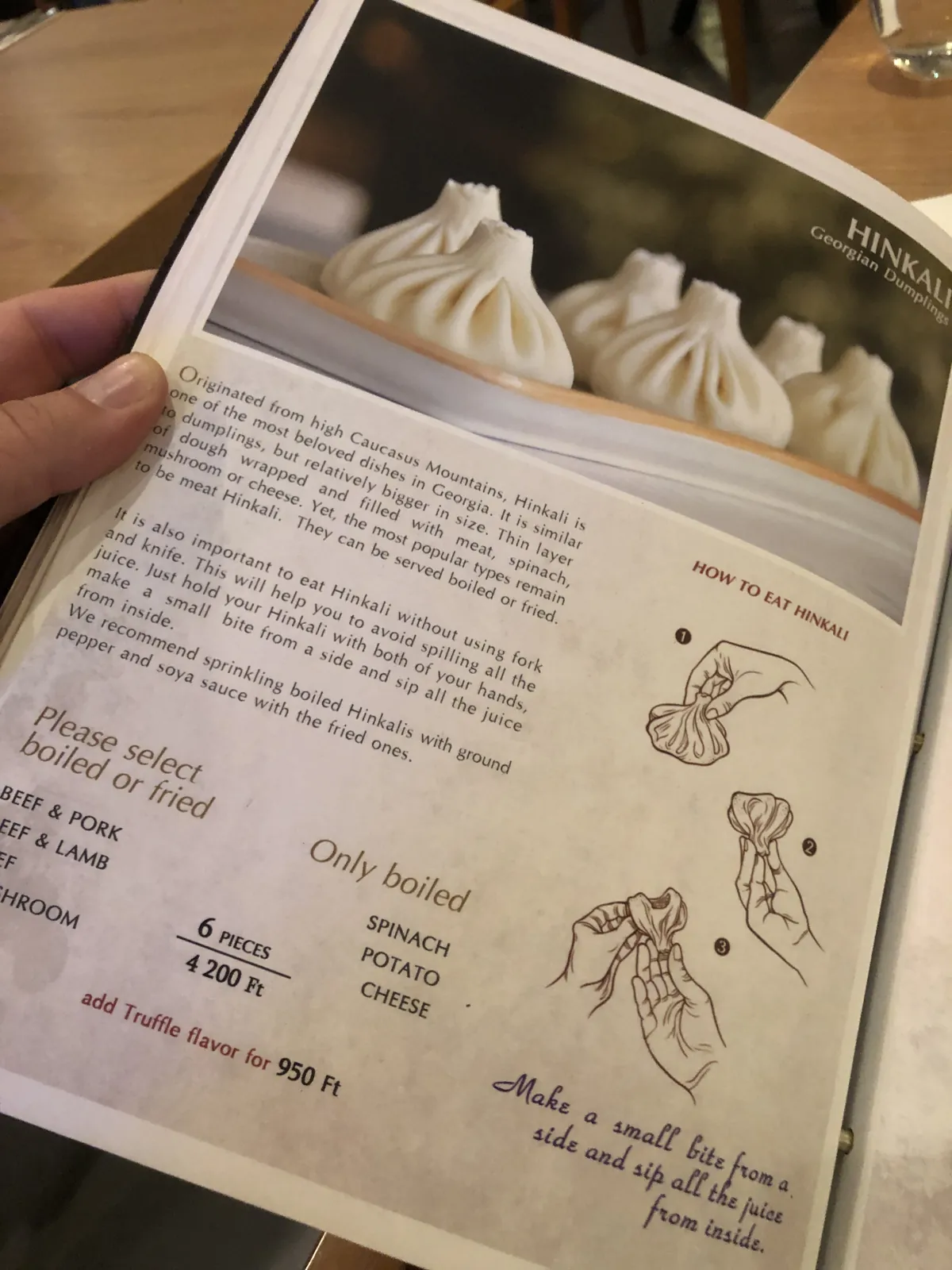 Budapest en 4 jours : mon carnet de voyage et mes bonnes adresses testées sur place 22 Le menu explique comment manger un khinkali : on le tient par la queue et on boit le bouillon