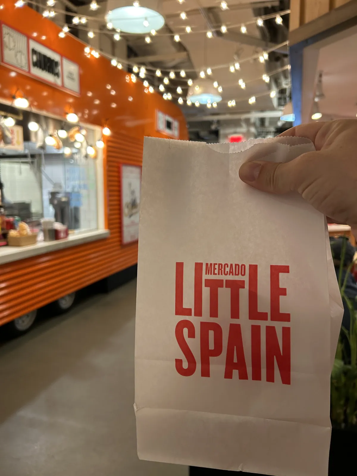 New York en 5 jours : mon carnet de voyage et mes conseils testés sur place 38 Un sac du Mercado Little Spain, le marché espagnol de Hudson Yards