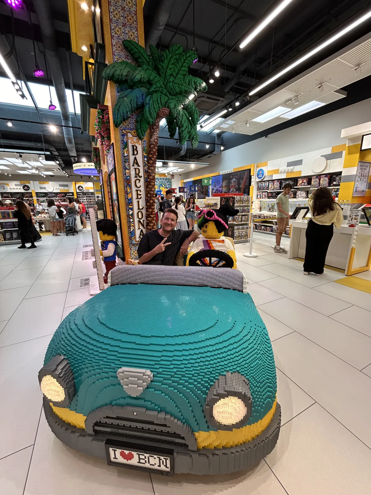 Mike au volant de la Coccinelle LEGO « I love BCN » au LEGO Store de Barcelone