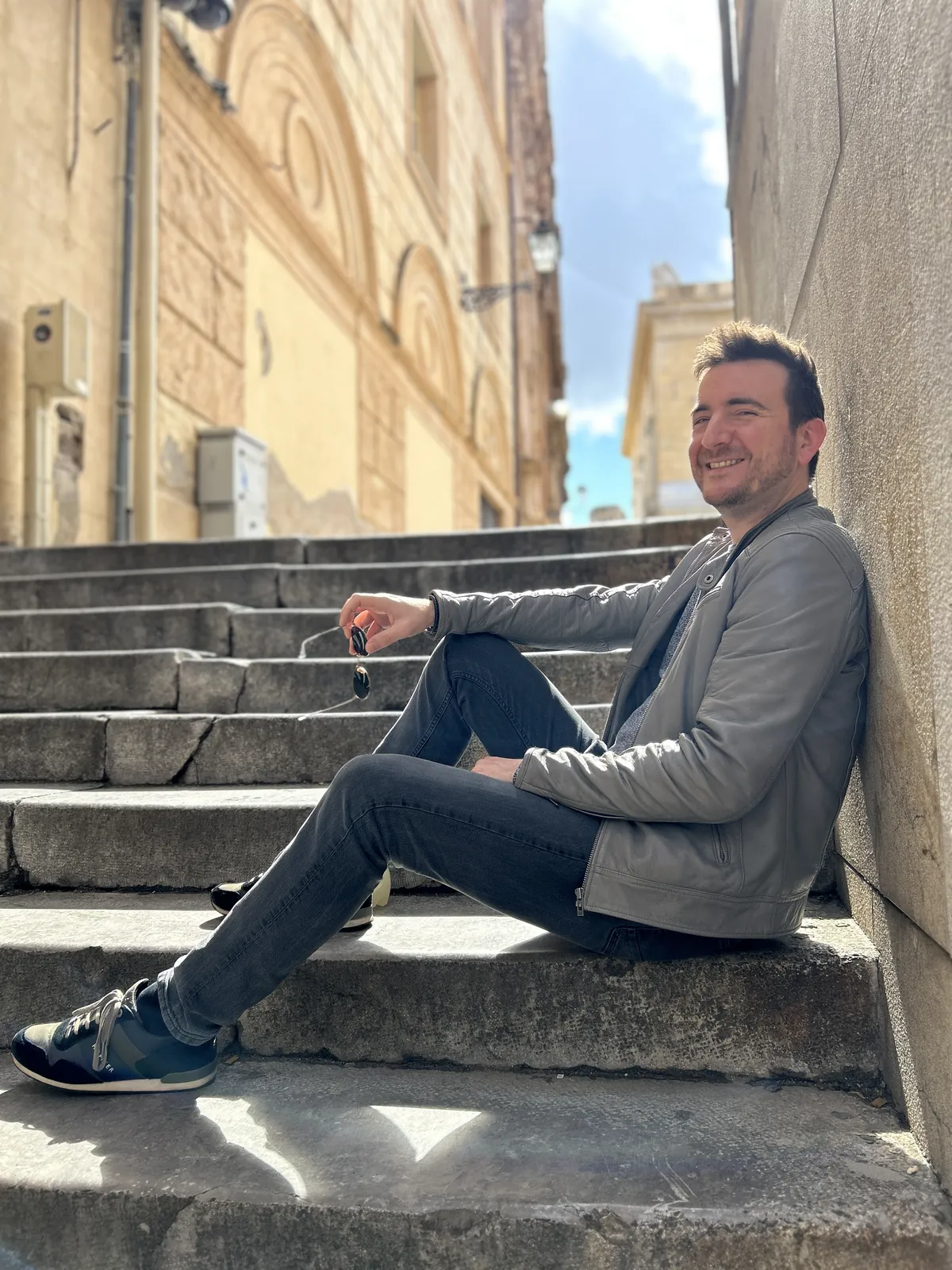 Visiter Palerme en 3 jours : mon carnet de voyage testé sur place 43 Mike, posé sur les marches d'une ruelle, au soleil
